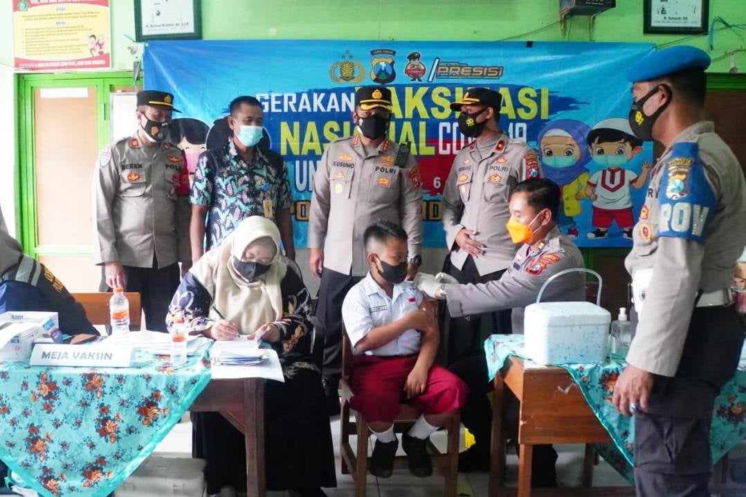 Kapolresta Sidoarjo Kombes Kusumo Wahyu Bintoro menyaksikan vaksin anak-anak di SDN Magersari.