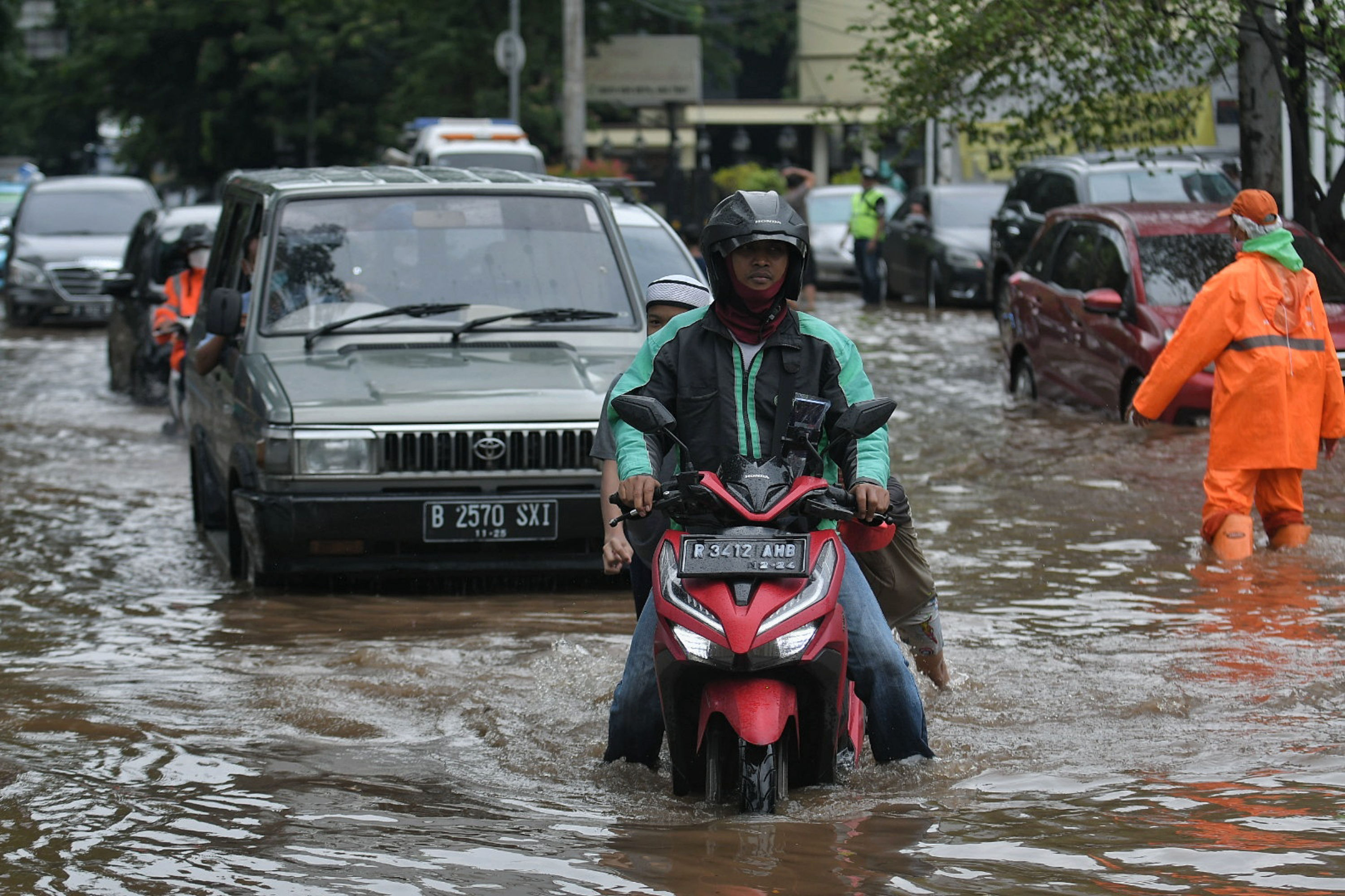 Sejumlah kendaraan melintasi banjir di jalan Bungur Besar Raya, Kemayoran, Jakarta Pusat.