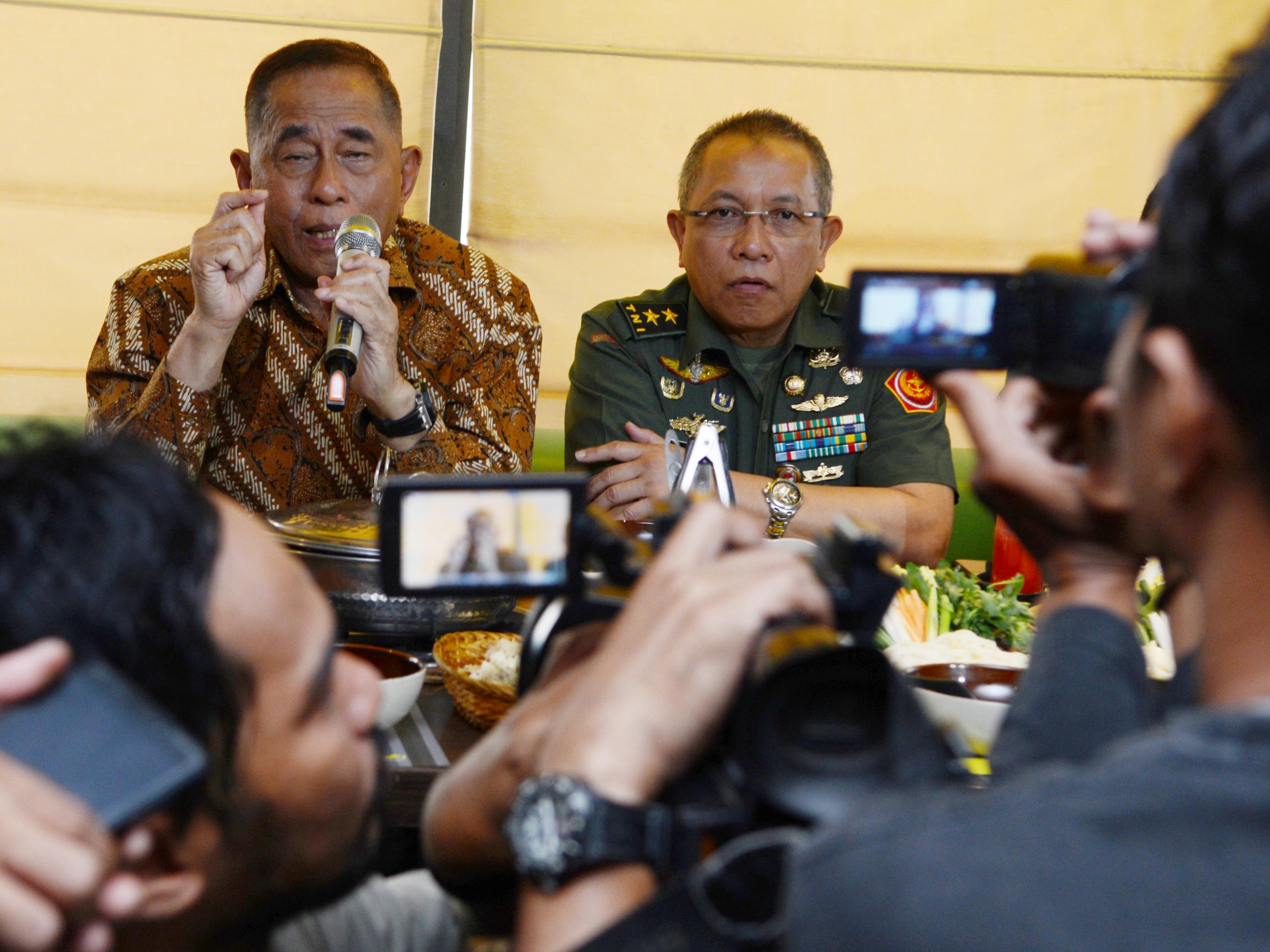 Menteri Pertahanan Ryamizard Ryacudu (kiri) memberikan penjelasan terkait gugatan Avanti Communications Ltd di Jakarta, 14 Mei 2018.