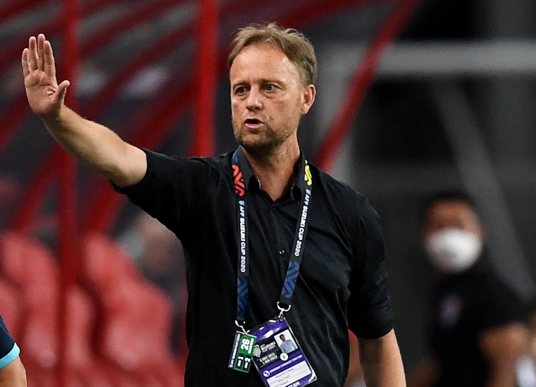 Pelatih Timnas Thailand Alexandre Polking memberi instruksi kepada pemainnya dari sisi lapangan. 