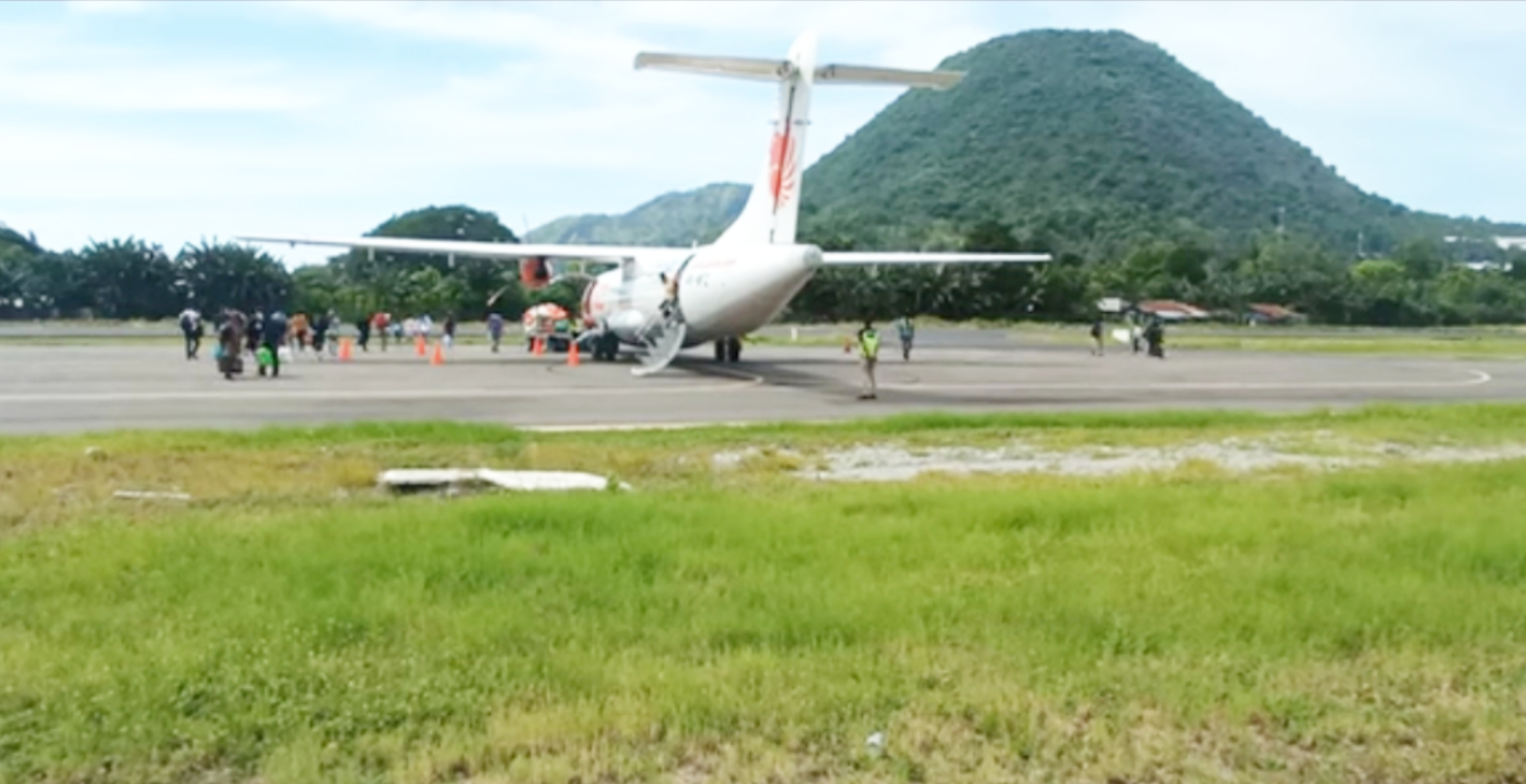 Penumpang turun dari pesawat di Bandara H. Hasan Aroeboesman Ende, mulai meningkat, Senin (3/1)