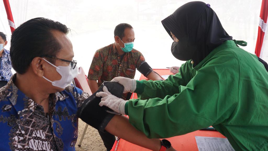 Karyawan PTSG melakukan pemeriksaan sebelum menjalani vaksinasi dosis ketiga, di Poliklinik Rembang, Jumat (21/1)