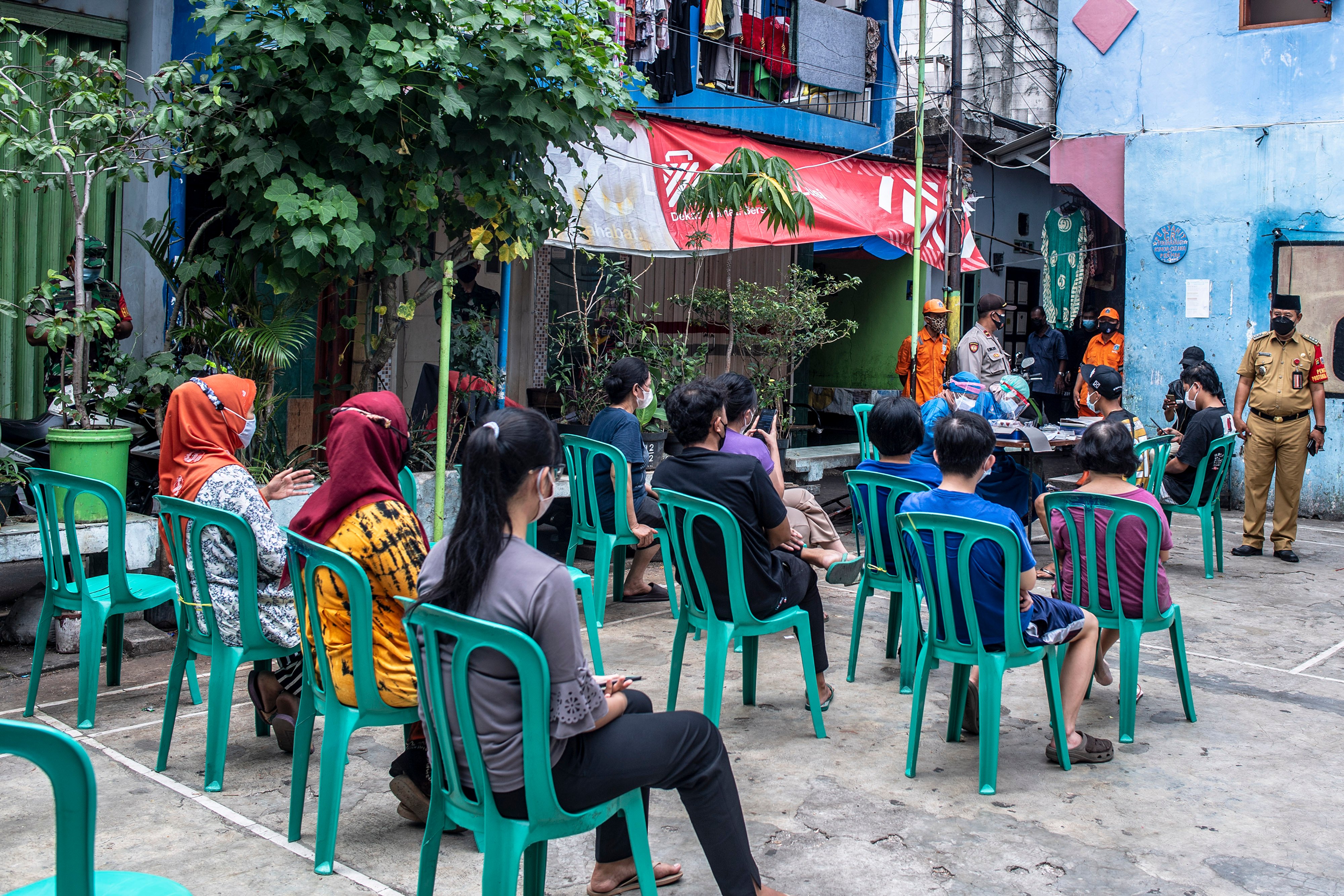 Sejumlah warga menunggu untuk menjalani tes usap COVID-19 massal di Kelurahan Krukut, Kecamatan Taman Sari, Jakarta Barat