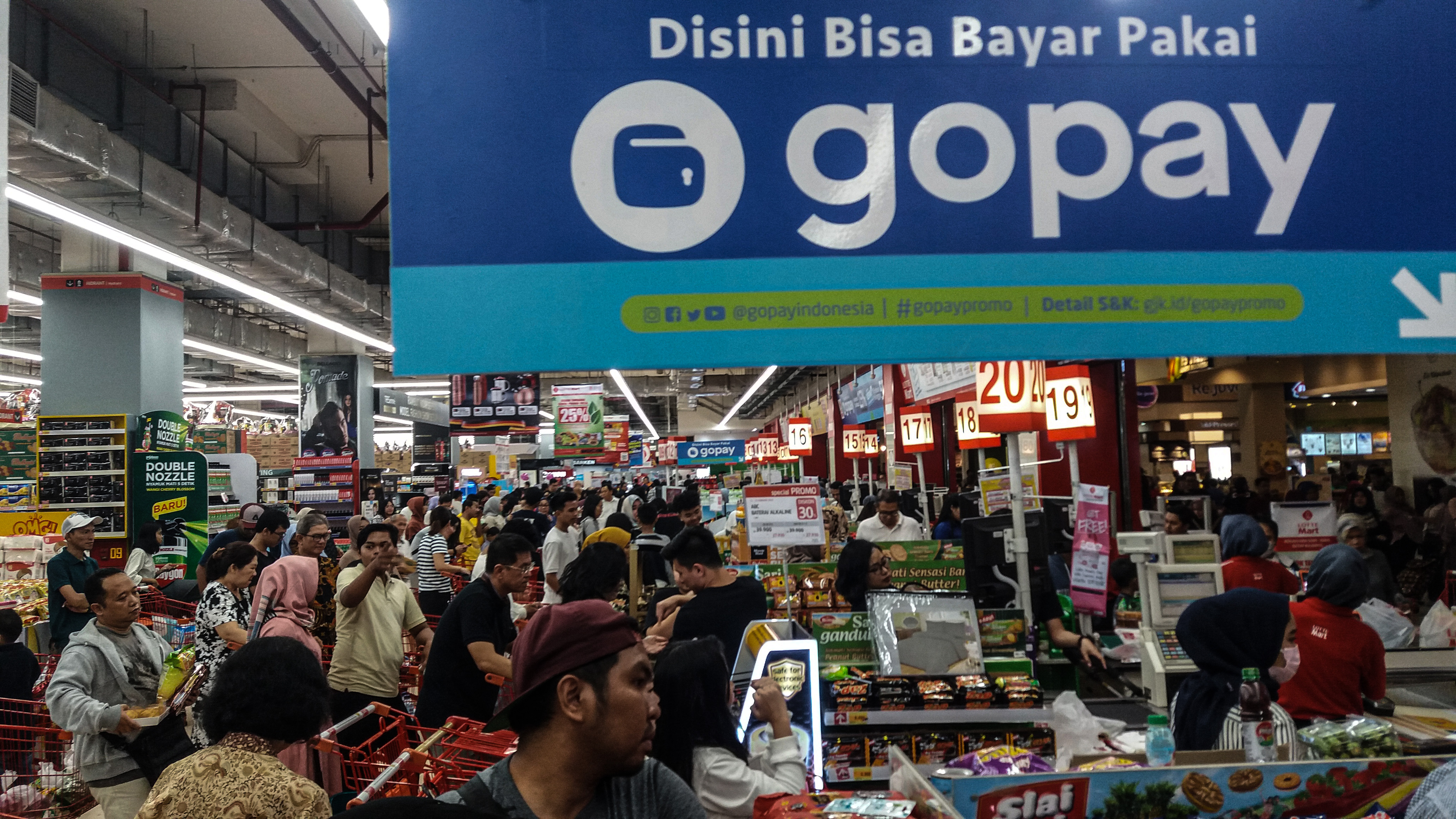 Ilustrasi--Warga berbelanja kebutuhan rumah tangga di Lotte Mart, Gandaria City, Jakarta.