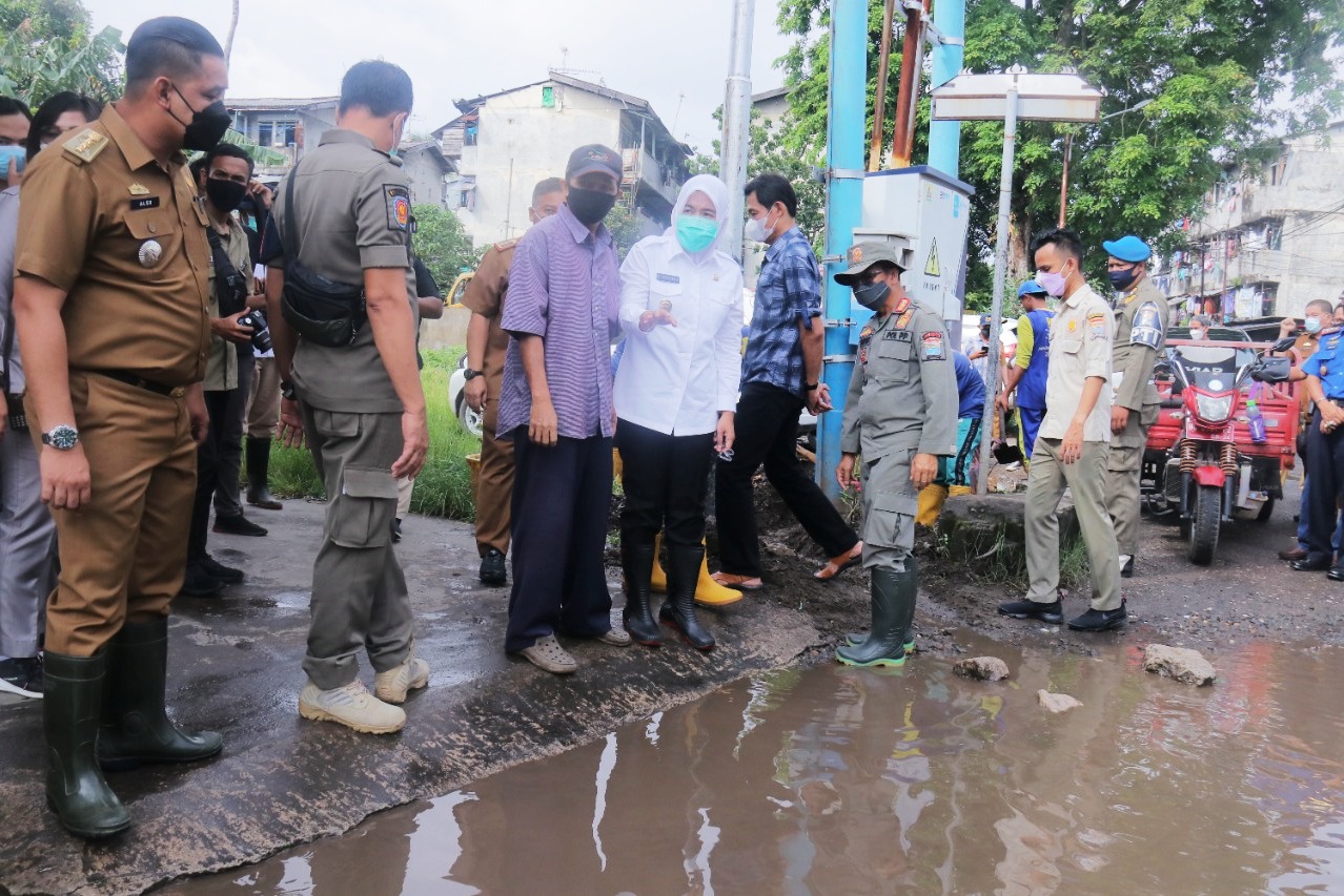Sampah Jadi Pemicu Banjir di Palembang