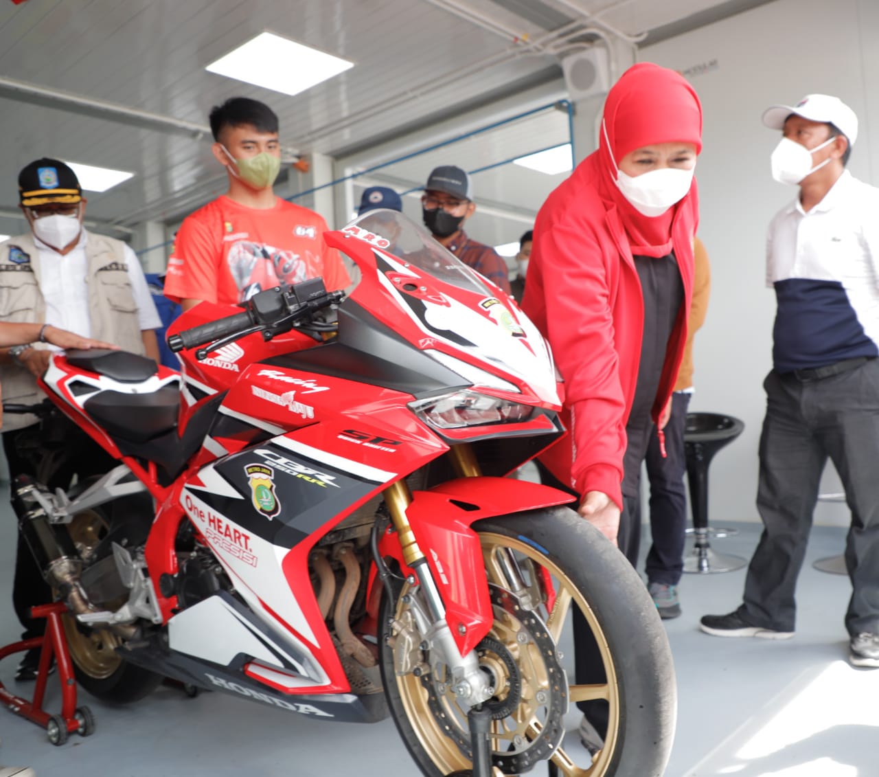 Jelang Moto3 di Mandalika, Khofifah Beri Dukungan Mario