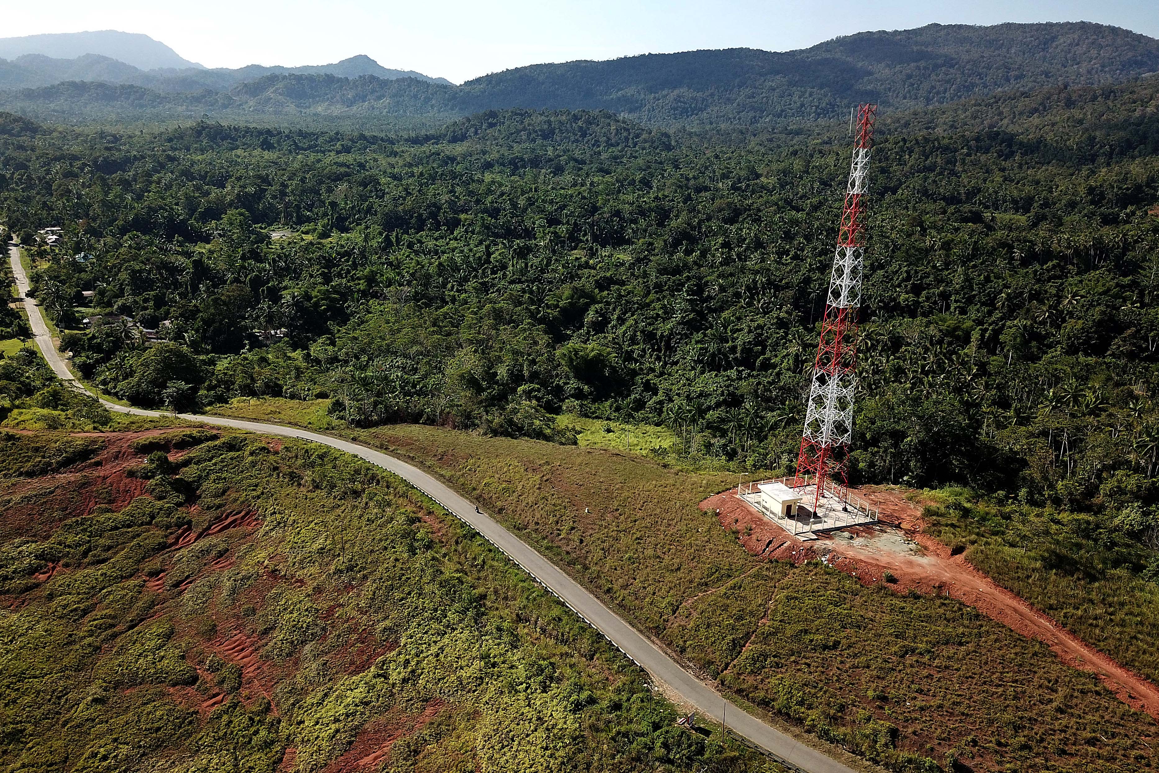 Ilustrasi:  Menara Base Transceiver Station (BTS) terpampang di kawasan perbukitan.