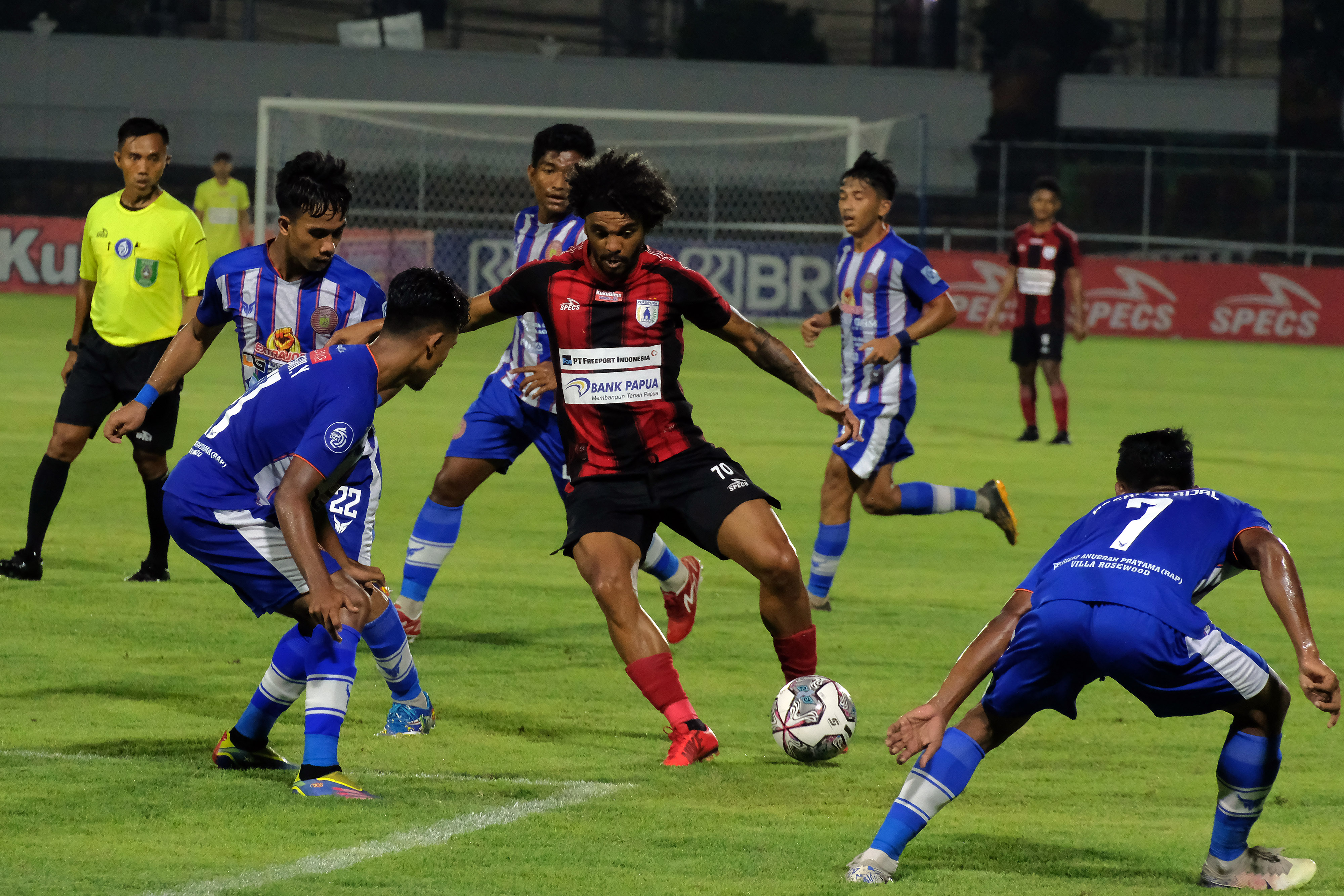 Laga Liga 1 antara Persipura dan Persiraja.