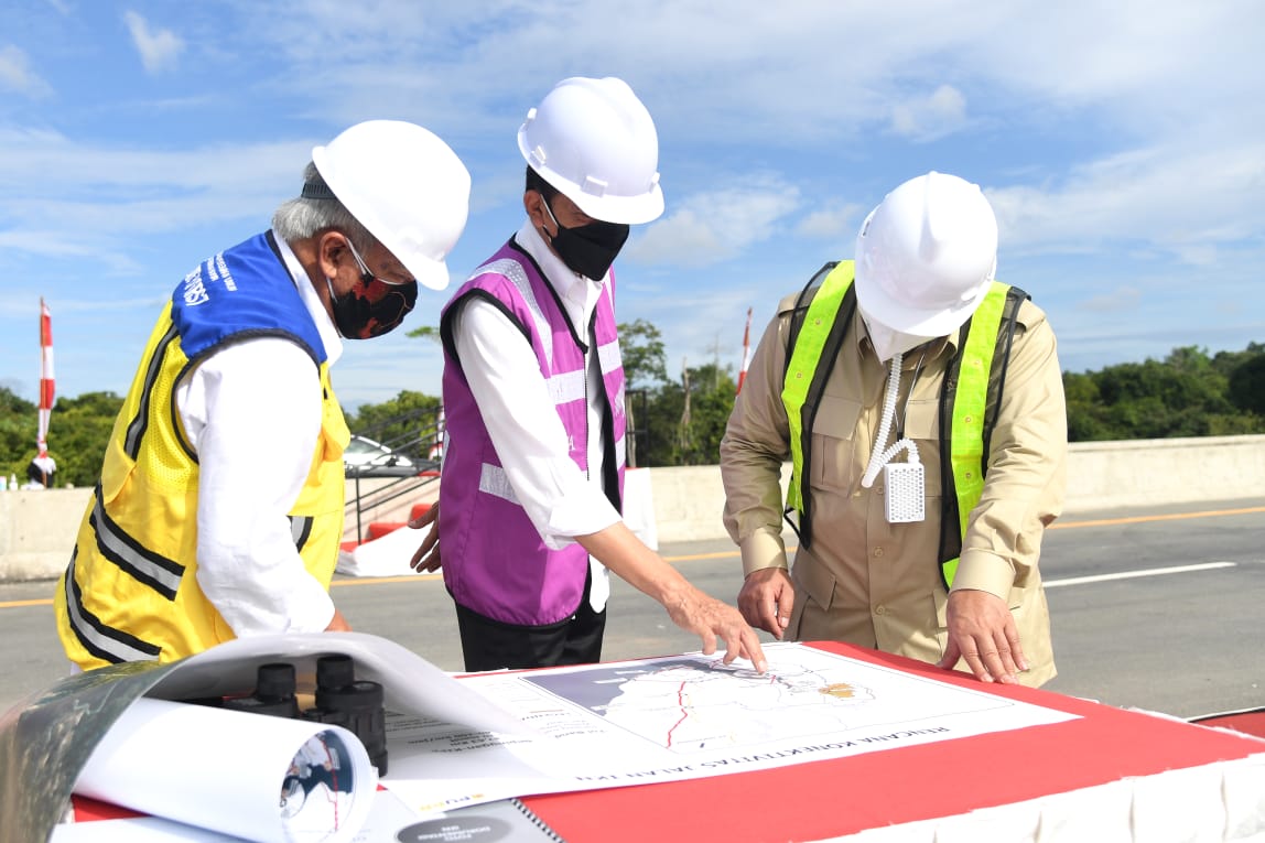  Presiden Joko Widodo meninjau langsung sodetan akses jalan menuju rencana ibu kota negara (IKN) di Provinsi Kalimantan Timur.