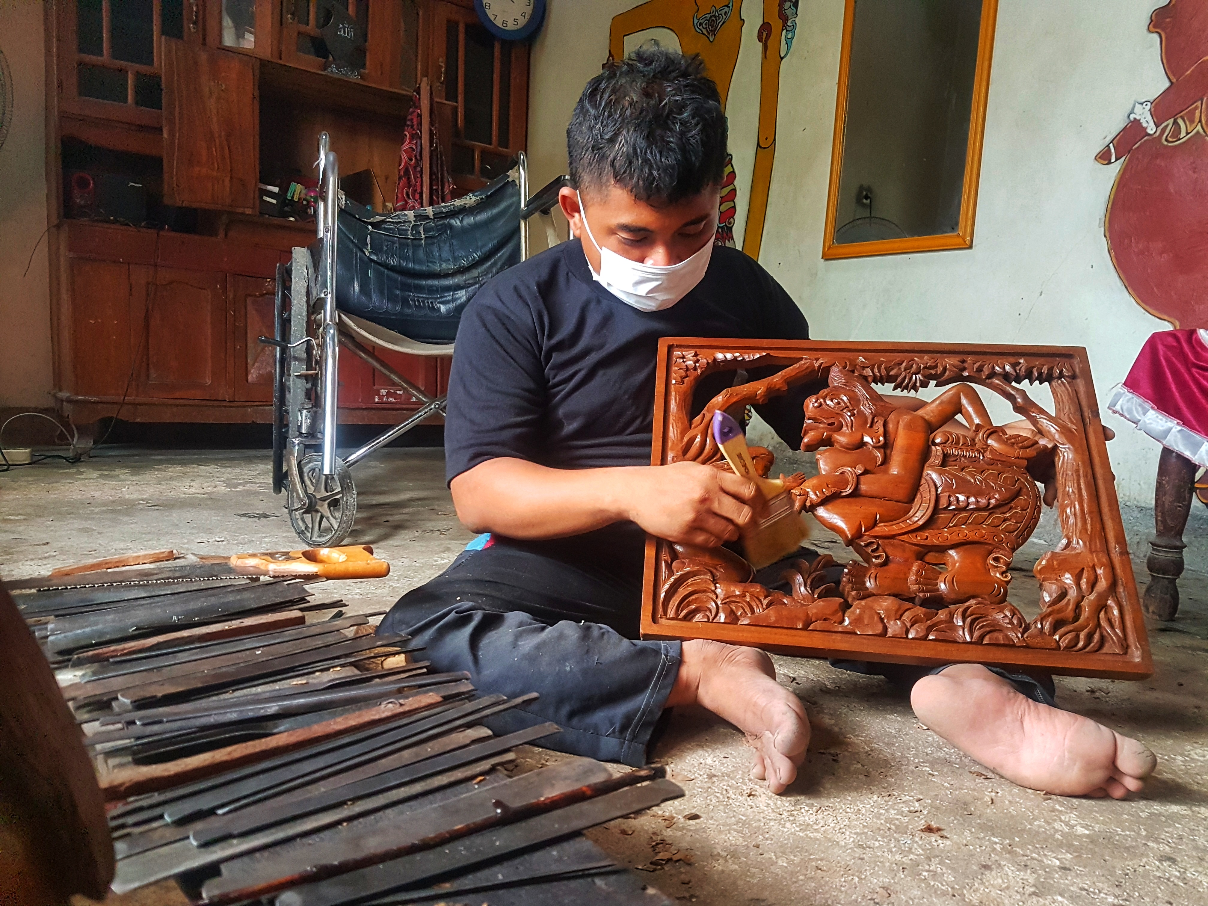 Sulikin, penyandang disabilitas asal Kudus Jawa Tengah, manfaatkan limbah kayu mebel menjadi sebuah kerajinan yang bernilai jual.