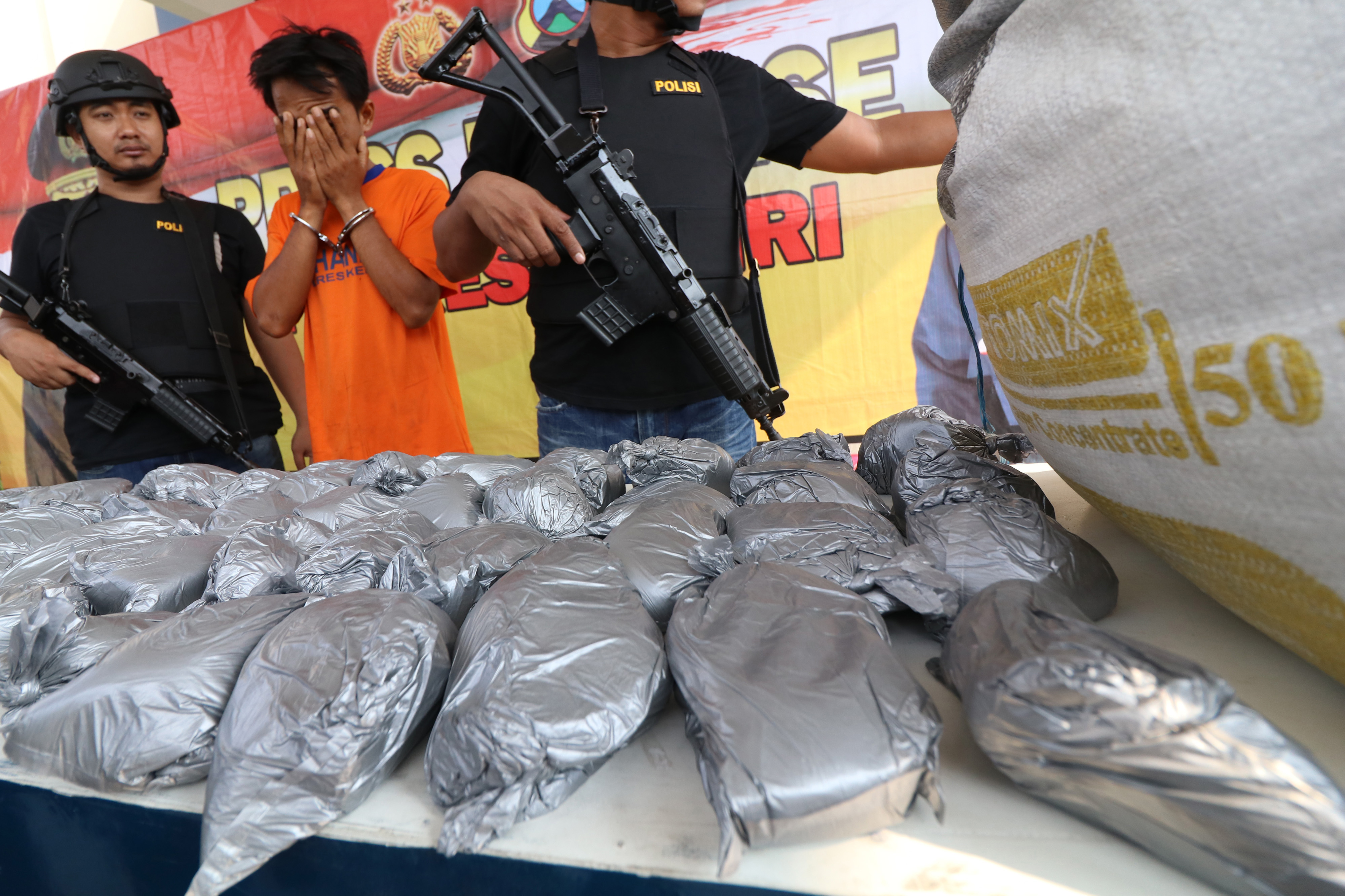 (foto ilustrasi) Polisi menyita belerang dari seorang pembuat petasan