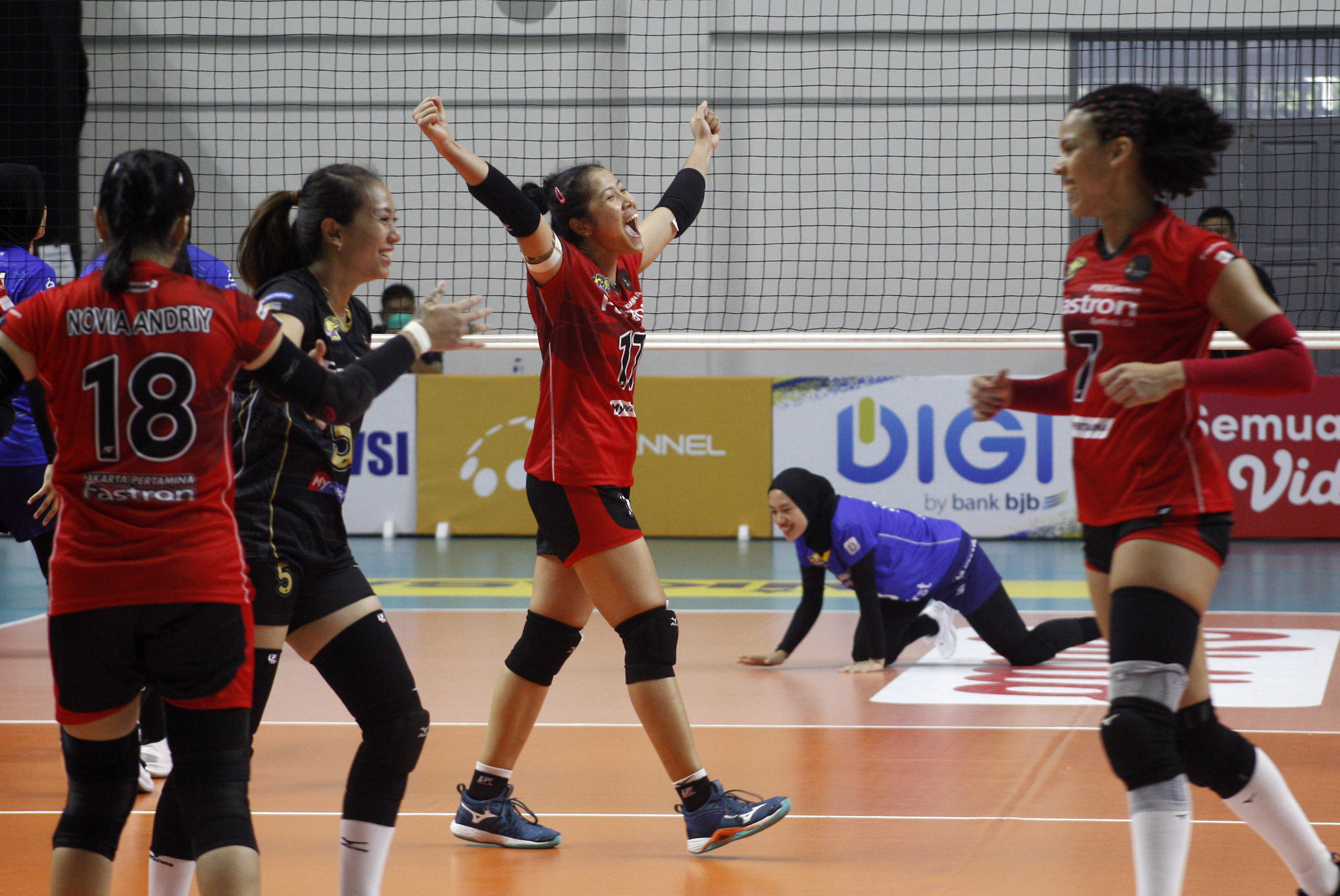 Para pemain Jakarta Pertamina Fastron melakukan selebrasi usai mencetak poin dalam laga Proliga melawan Bandung bjb Tandamata.