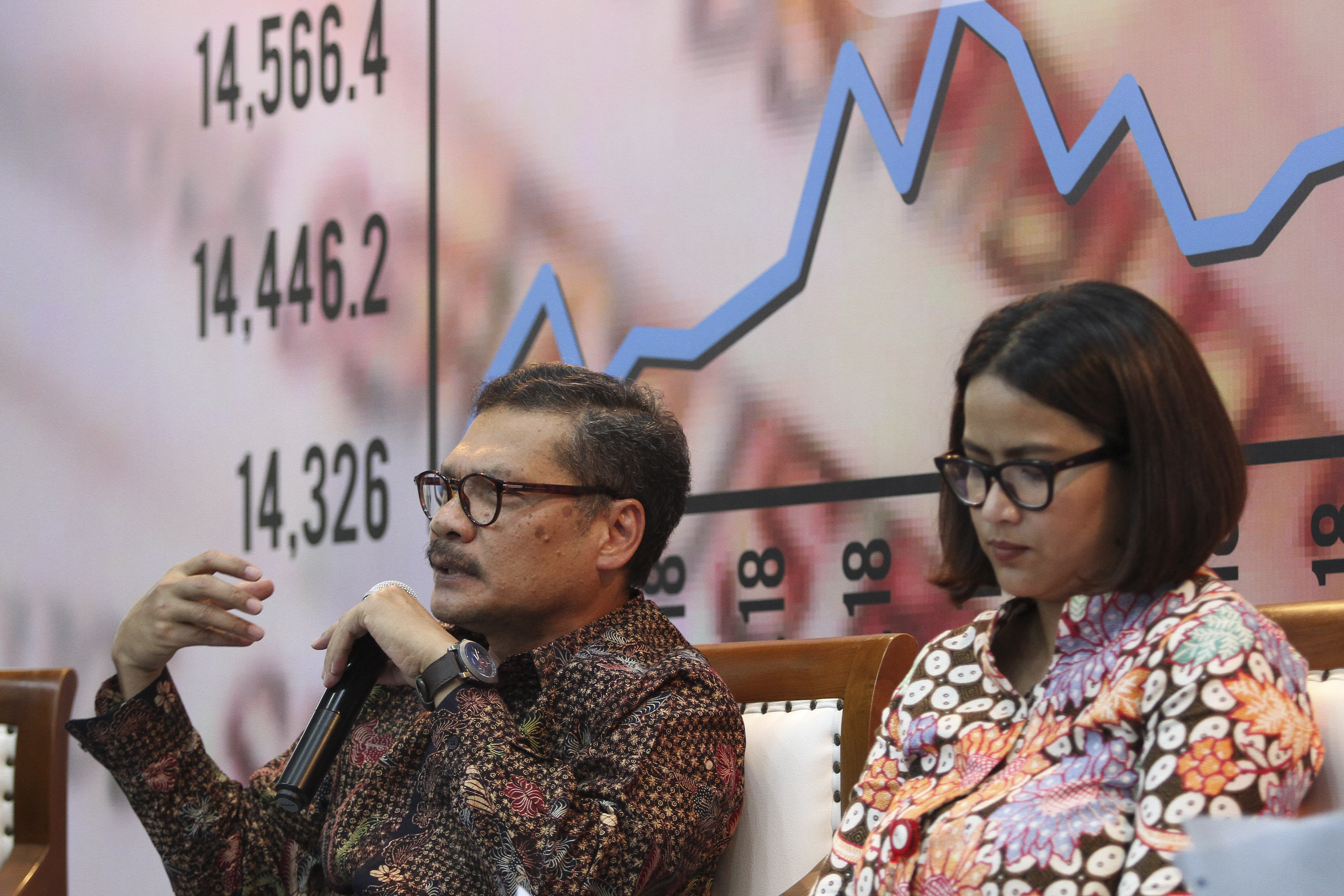  Deputi Bidang Ekonomi Makro dan Keuangan Kemenko Bidang Perekonomian Iskandar Simorangkir (kiri).