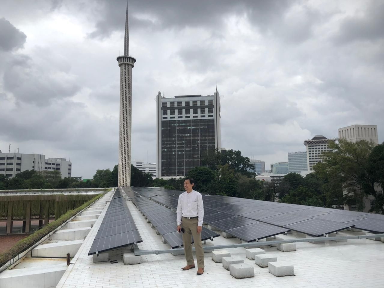 Her Pramtama Wakil Kepala Bidang Riayah Badan Pengelola Masjid Istiqlal berfoto di lokasi 504 modul panel surya.