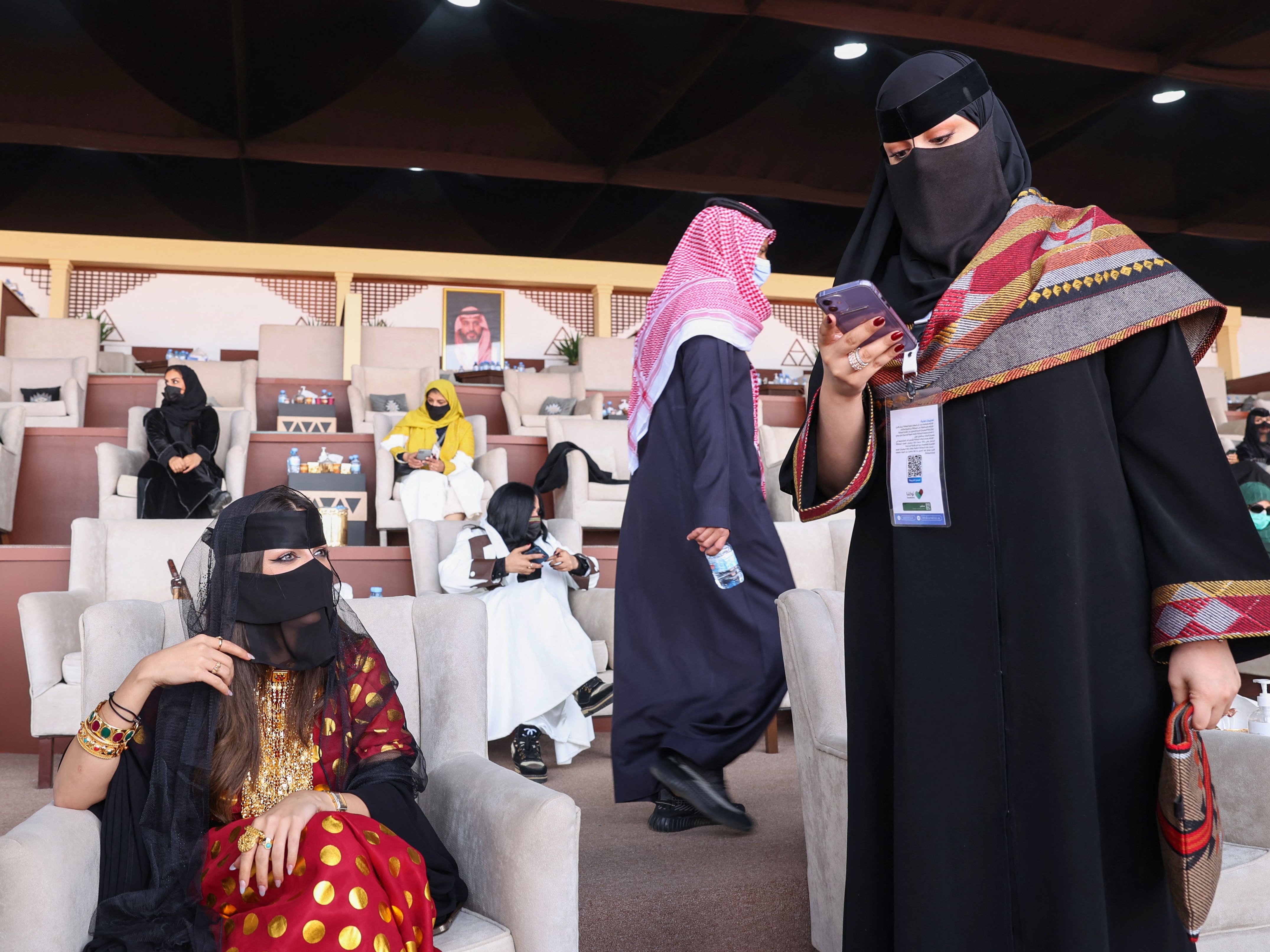 Pemilik unta Saudi Lamiaa al-Rashidi (kanan), salah satu dari 32 wanita yang berpartisipasi dalam kompetisi unta untuk pertama kali.