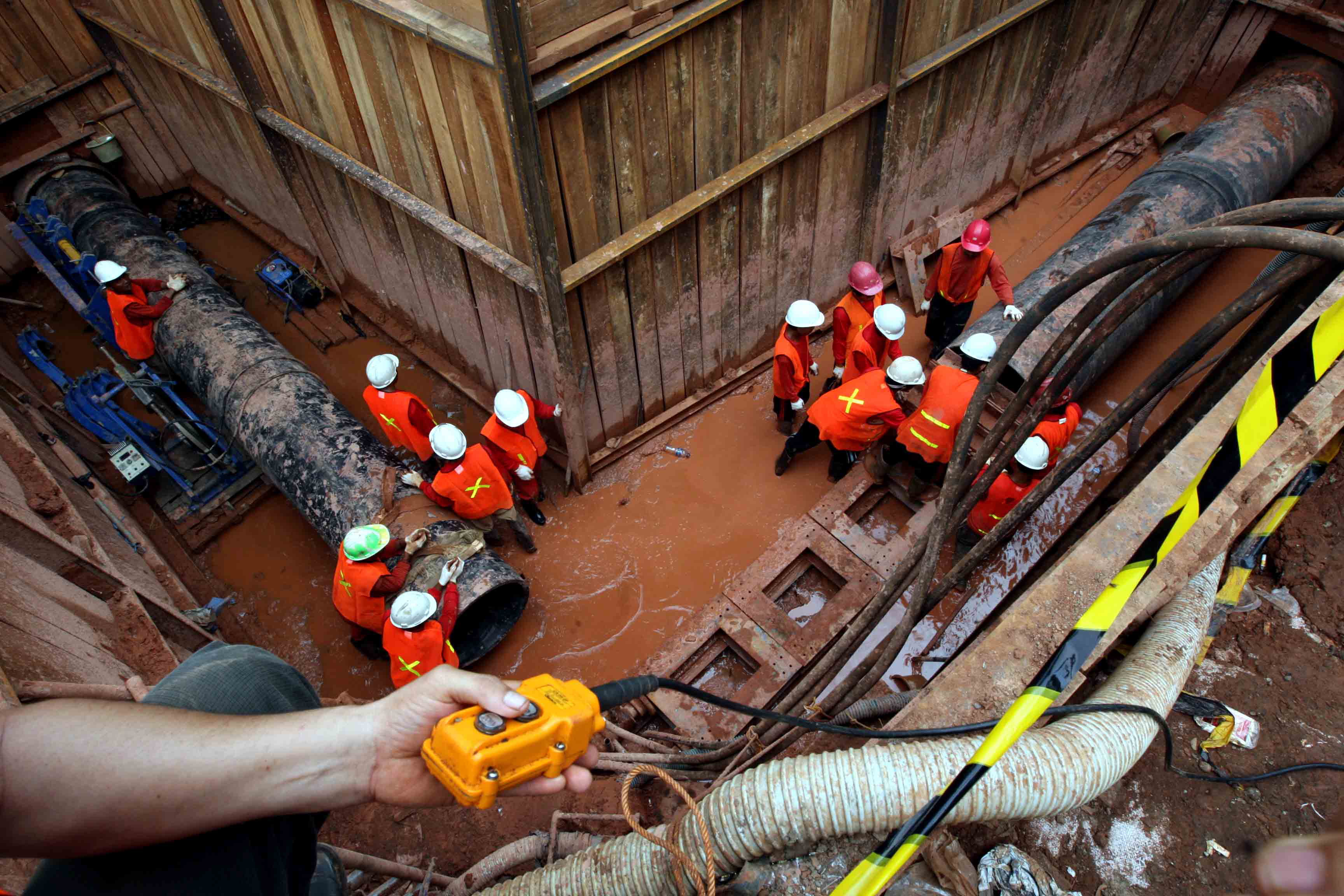 Petugas memasang pipa air minum di Kalimalang, Jakarta