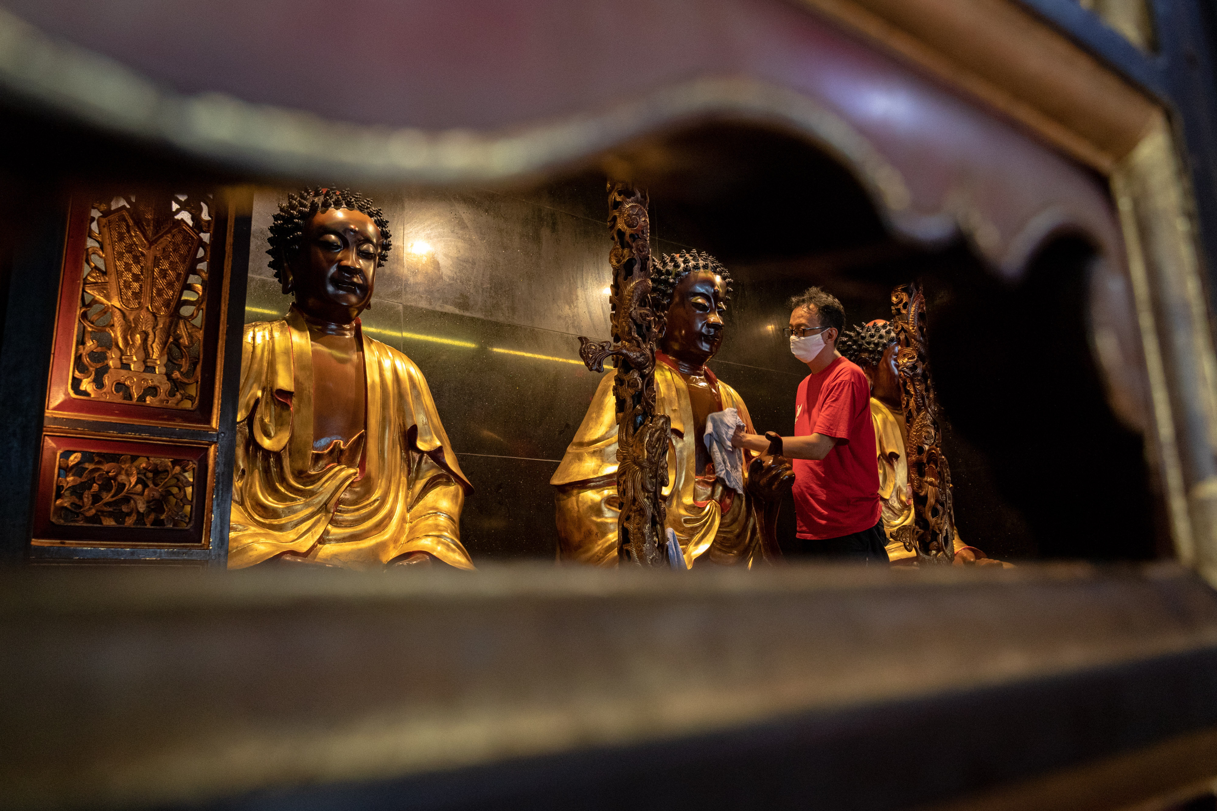 Warga keturunan Tionghoa membersihkan patung di Klenteng Tay Kak Sie, Semarang, Jateng beberapa waktu lalu.