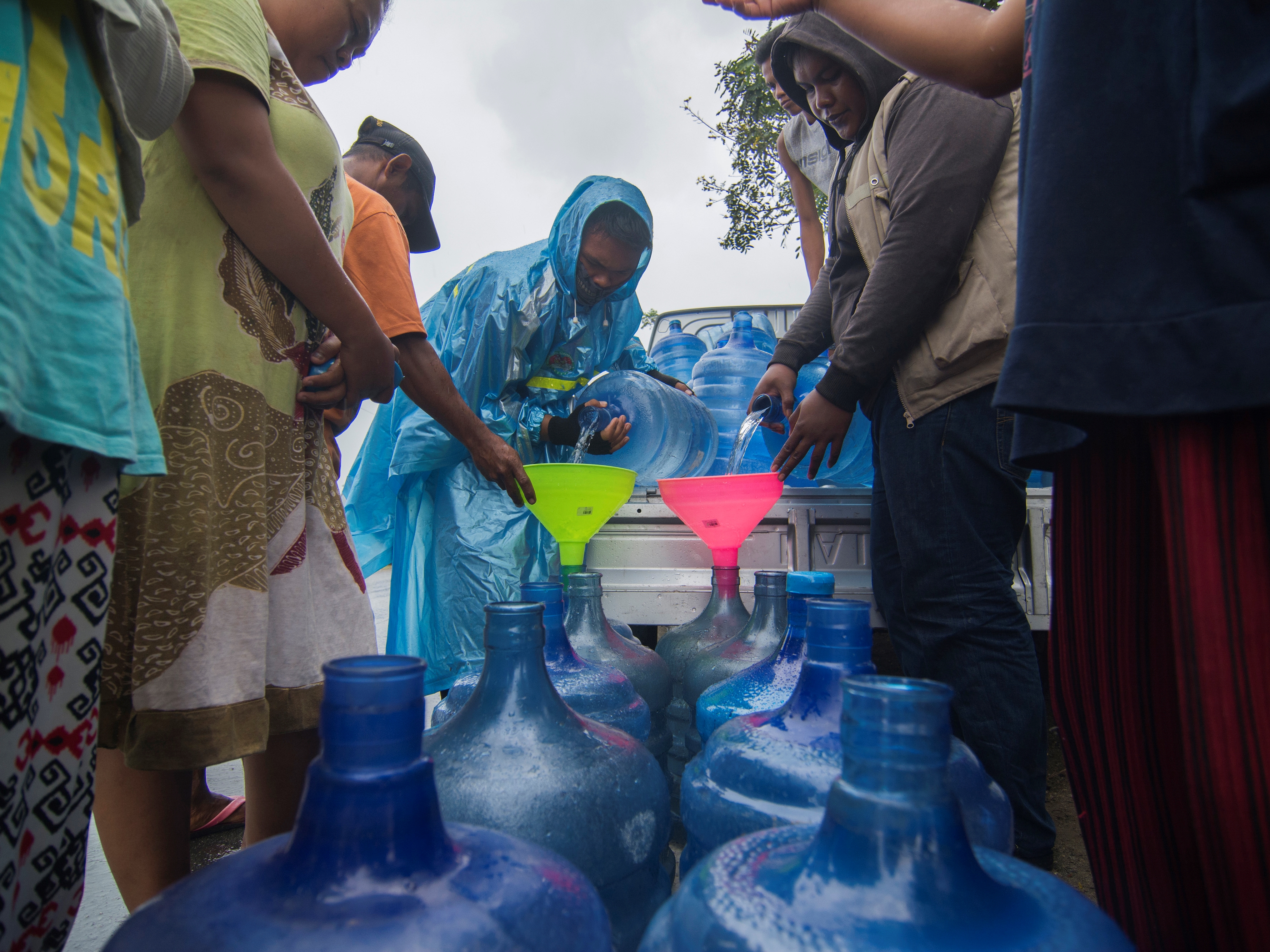 Sejumlah warga terdampak bencana likuifaksi antre mengisi galon dengan air minum di Kamp Pengungsi Terpadu Kelurahan Petobo, Palu, Sulteng.