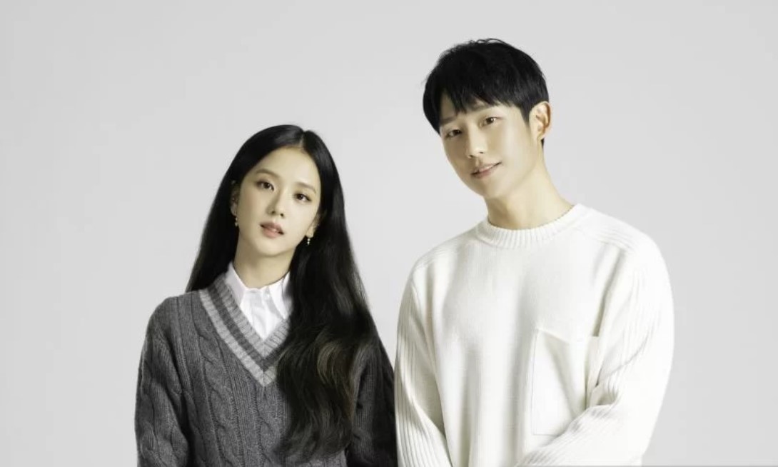 Dua pemeran serial drama Korea Snowdrop Jisoo dan Jung Hae-in