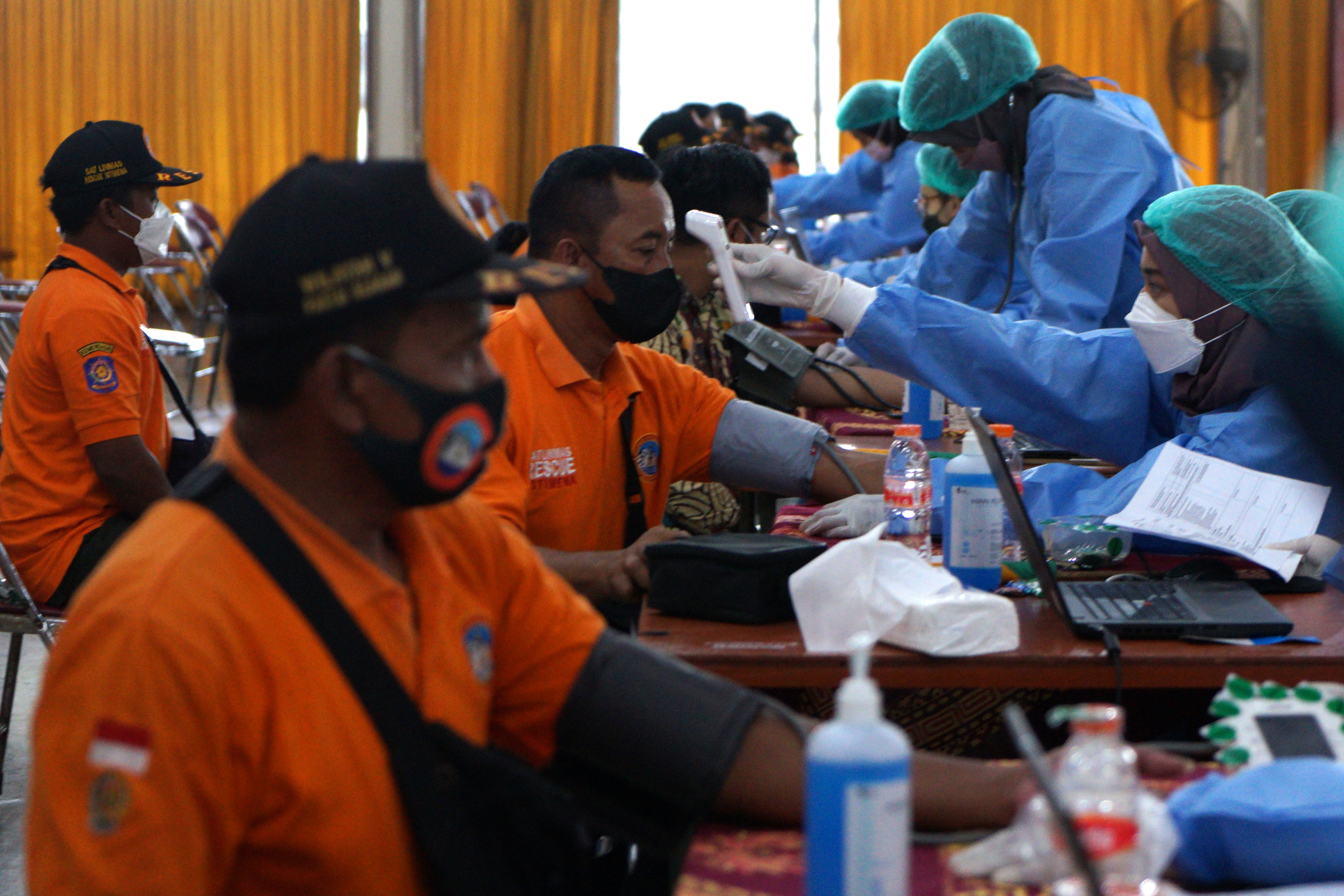  Sejumlah relawan mendapat vaksinasi Covid-19 massal dosis booster di Graha Wana Bhakti Yasa, Yogyaykarta, Selasa (30/11/2021). 