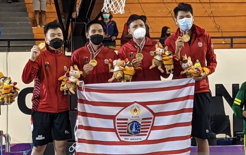 Tim bola basket 3x3 putra DKI Jakarta memamerkan medali emas PON XX Papua di Mimika Sport Complex, Mimika, Papua.