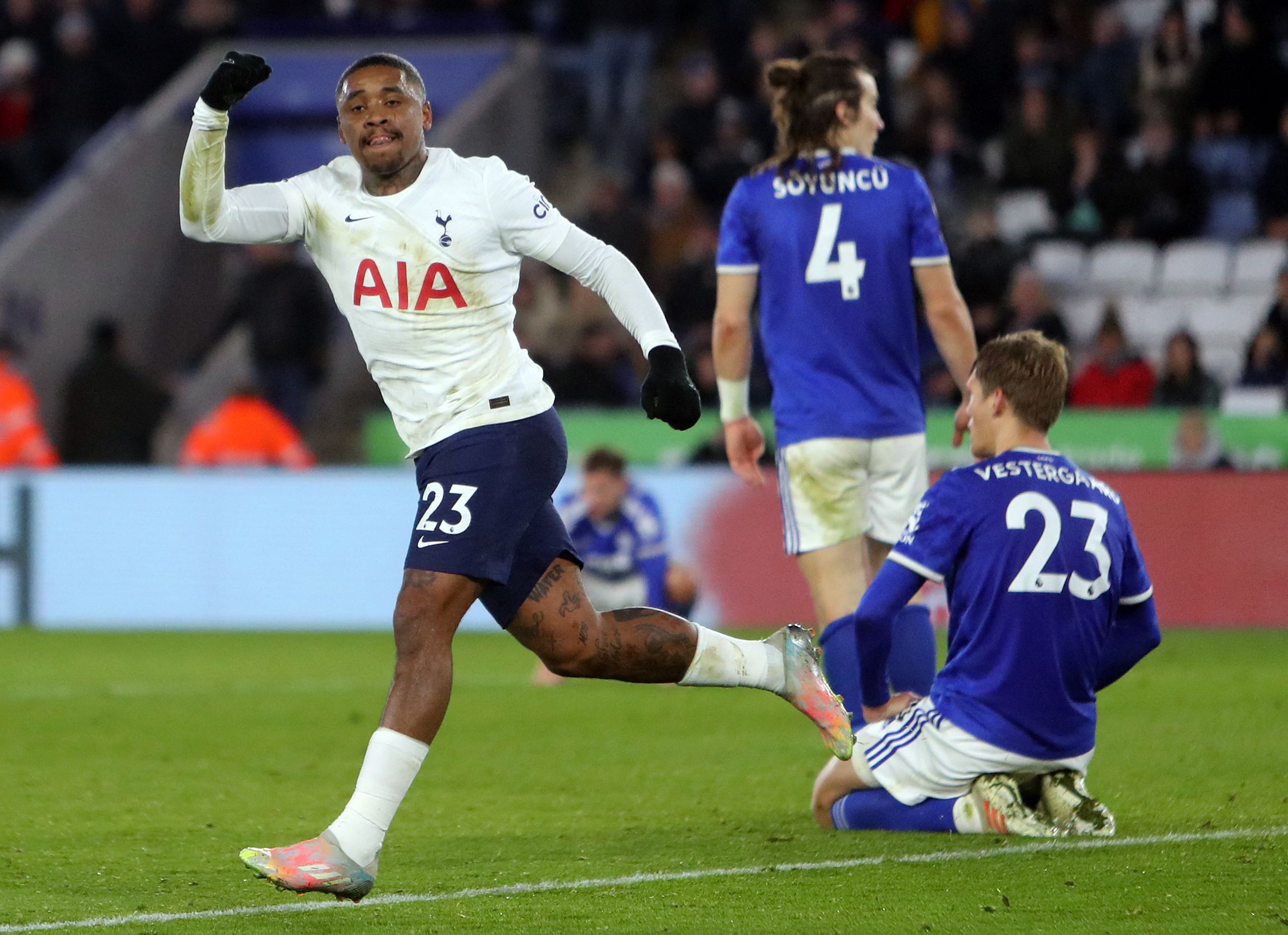 Gelandang Totenham Hotspur Steven Bergwijn melakukan selebrasi usai mencetak gol ke gawang Leicester City di laga Liga Primer Inggris.