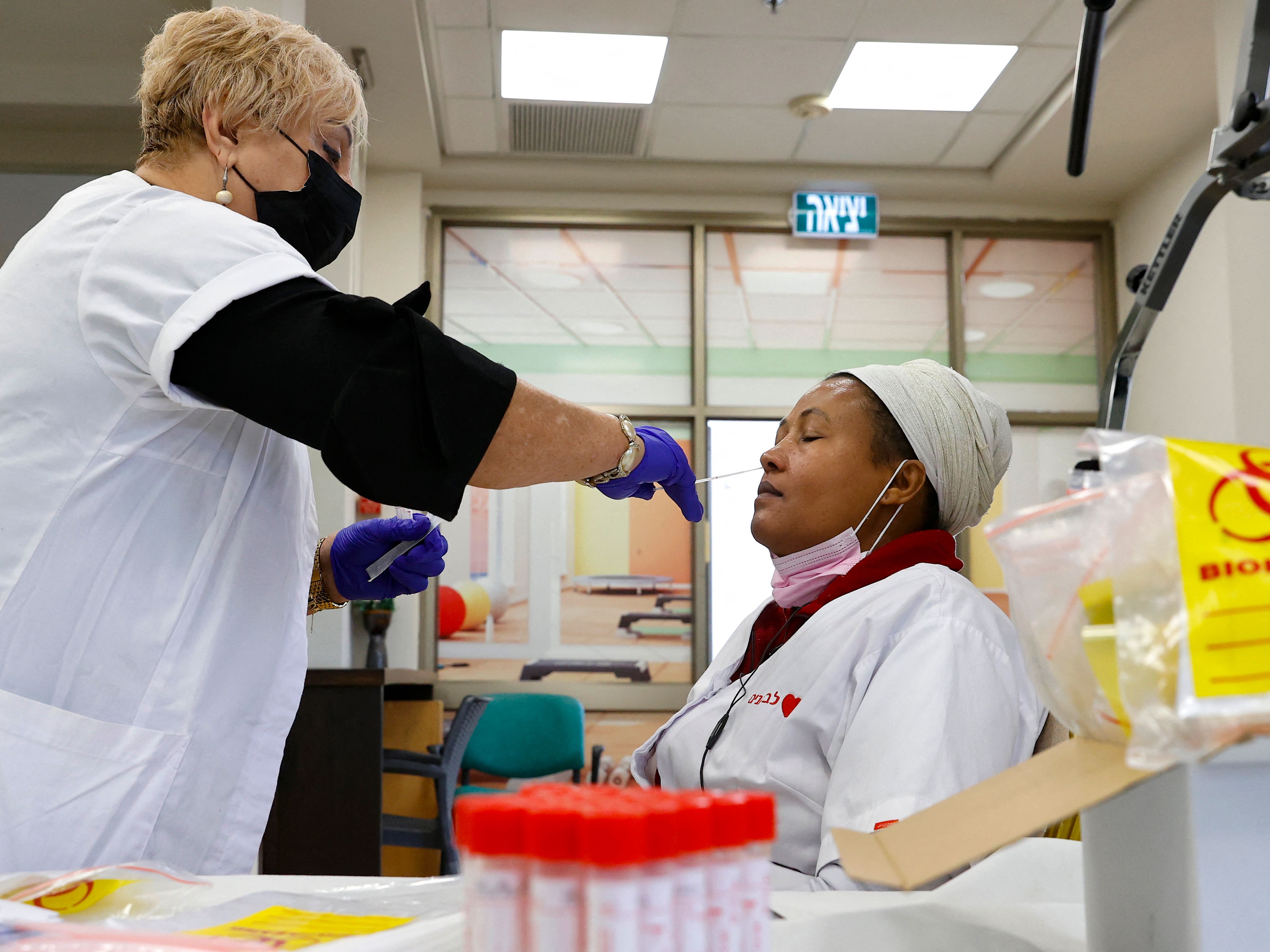 Petugas medis mengambil sampel swab dari perawat di panti jompo swasta, kota pesisir tengah Israel, Netanya, 5 Januari 2022.