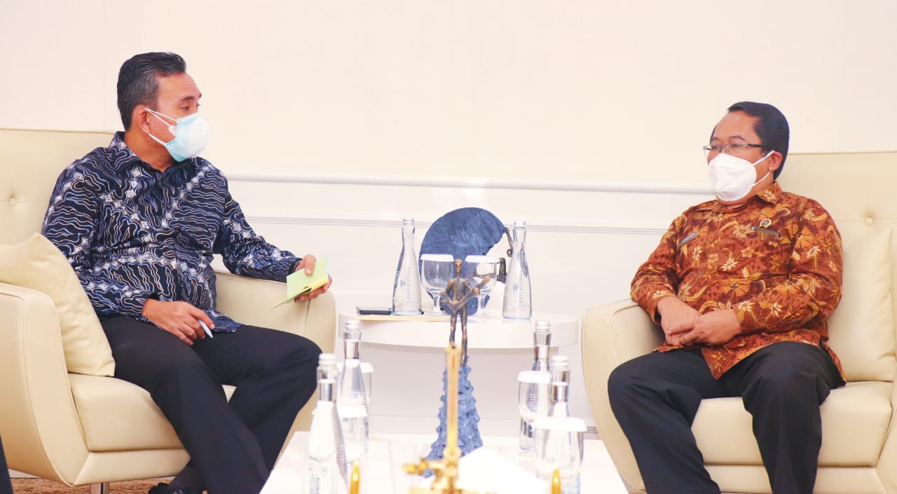 Plt Bupati Beni Hernedi (kiri) saat menerima Kepala ATR/ Badan Pertanahan Nasional (BPN) Sekayu, Romanus Noor Widarto, Kamis (13/1).