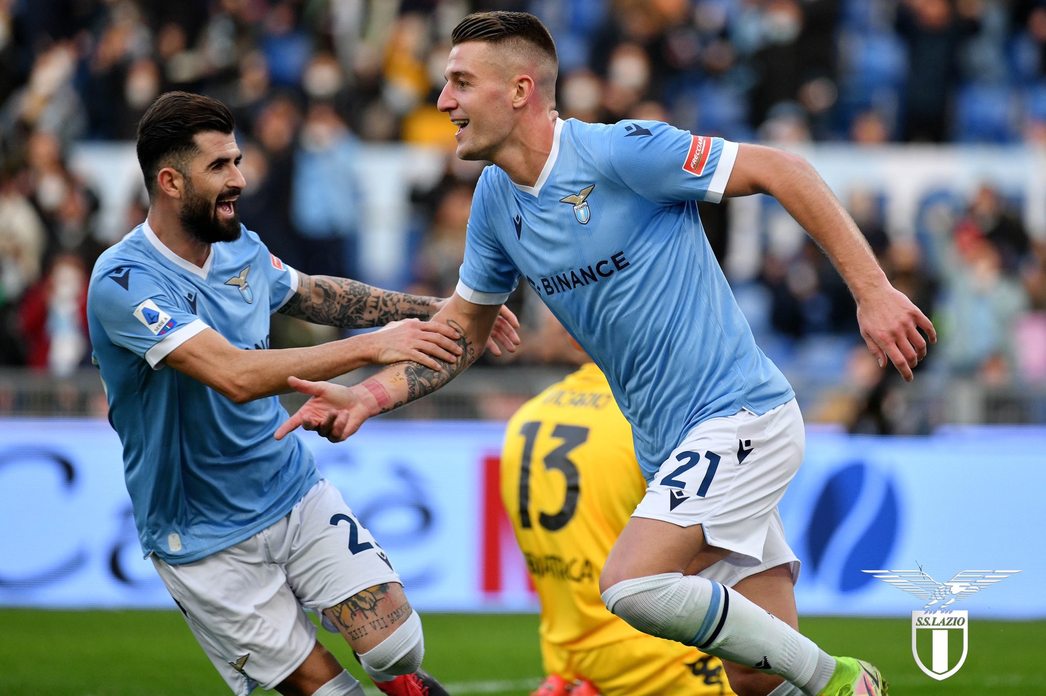 Pemain Lazio Sergej Milinkovic-Savic (kanan) melakukan selebrasi usai mencetk gol ke gawang Empoli di laga Serie A.