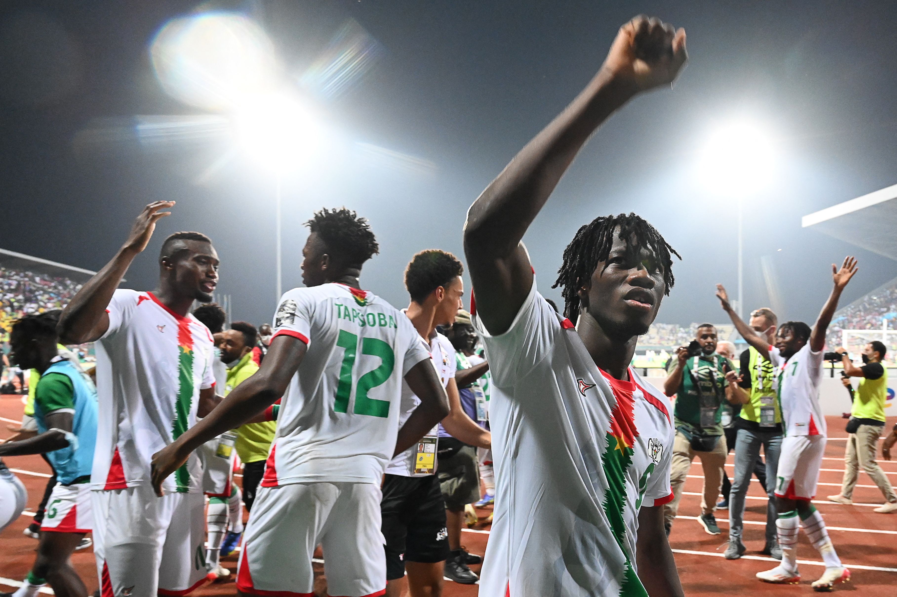 Para pemain Burkina Faso melakukan selebrasi usai memastikan diri lolos ke perempat final Piala Afrika dengan mengalahkan Gabon.