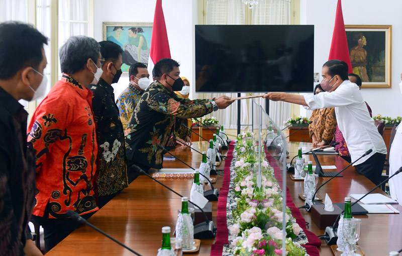  Presiden Joko Widodo menerima berkas 14 nama calon anggota KPU dan 10 calon anggota Bawaslu dari Tim Seleksi. 