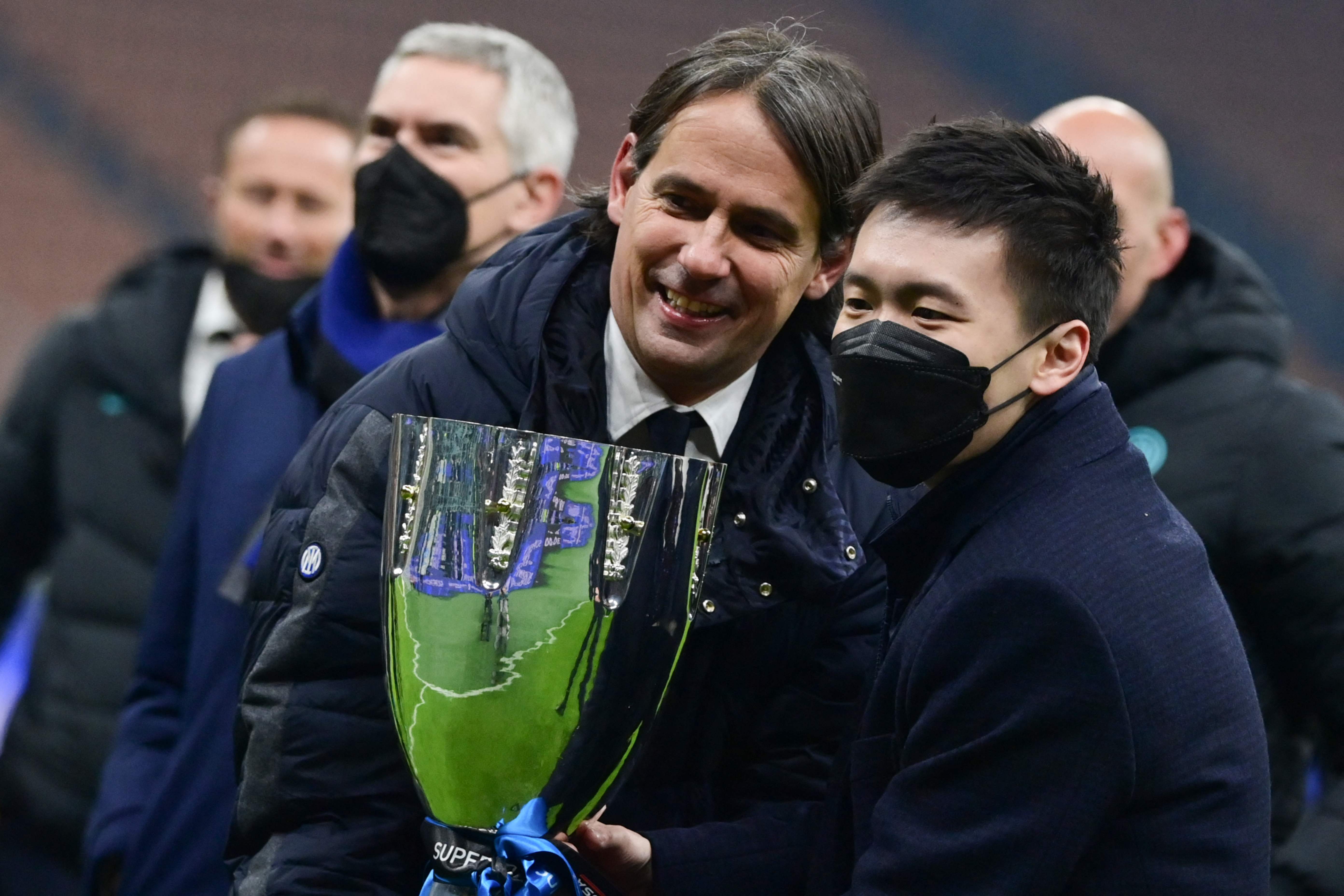 Pelatih kepala Inter Milan Simone Inzaghi (tengah) dan Presiden Inter Milan Steven Zhang mengangkat trofi Piala Super Italia 2021.