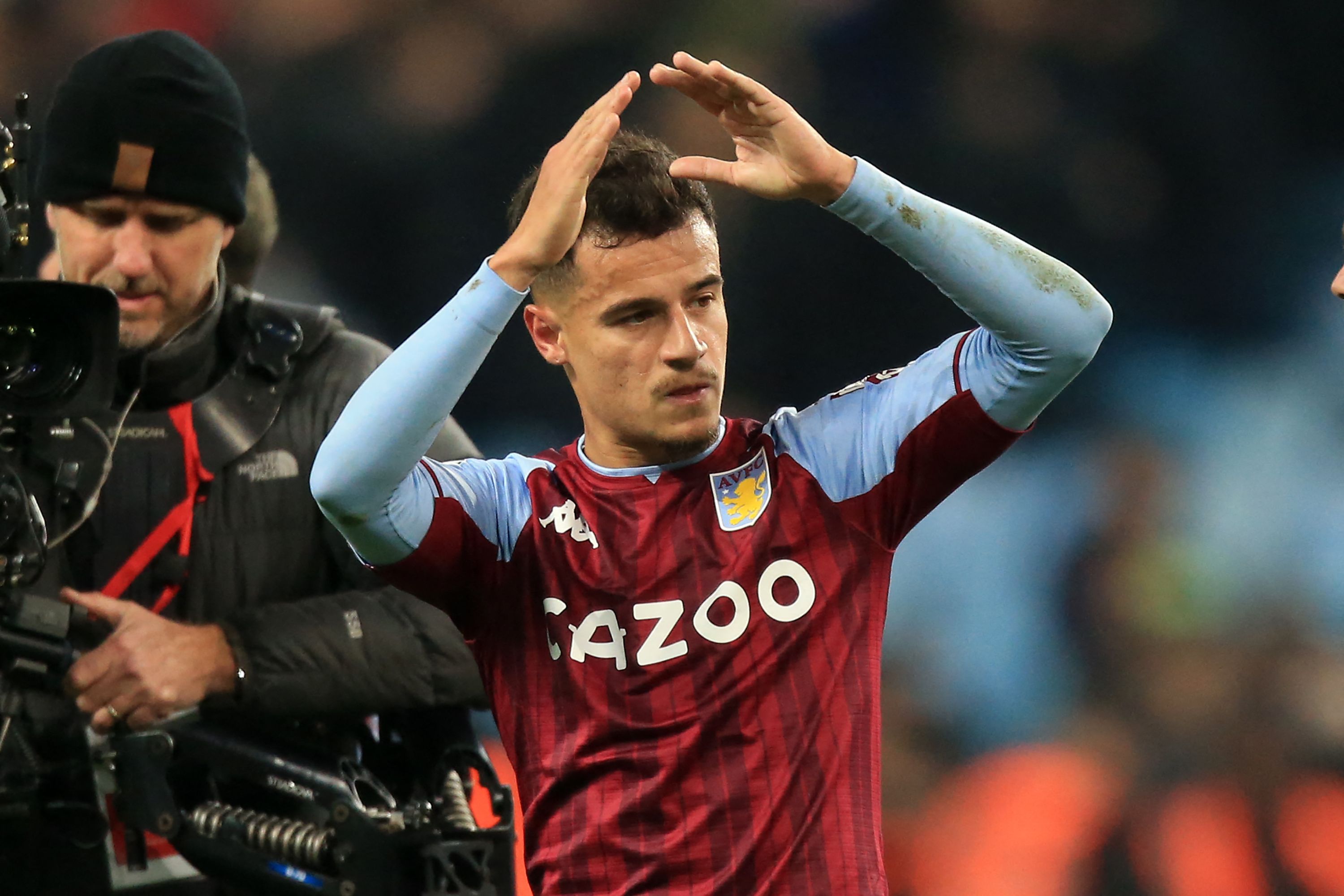 Gelandang Aston Villa Philippe Coutinho menyapa para pendukung selepas laga Liga Primer Inggris melawan Manchester United.
