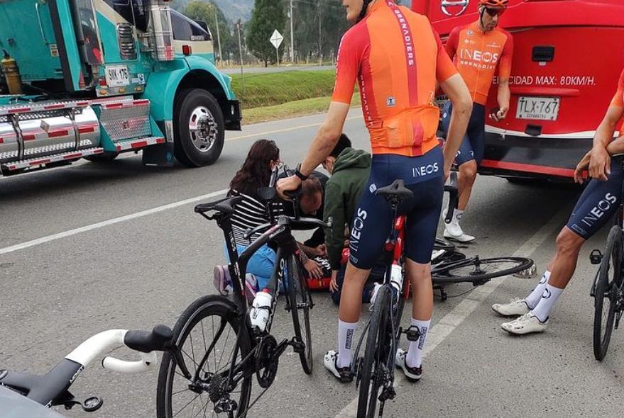 Pembalap sepeda Egan Bernal menabrak bus dan ditolong rekan pembalap sepedanya di jalan tolo El Roble, Bogota, Kolombia. 