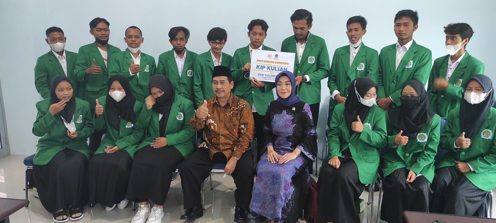 Anggota DPR RI Eva Yuliana bersama 16 mahasiswa UNU penerima beasiswa