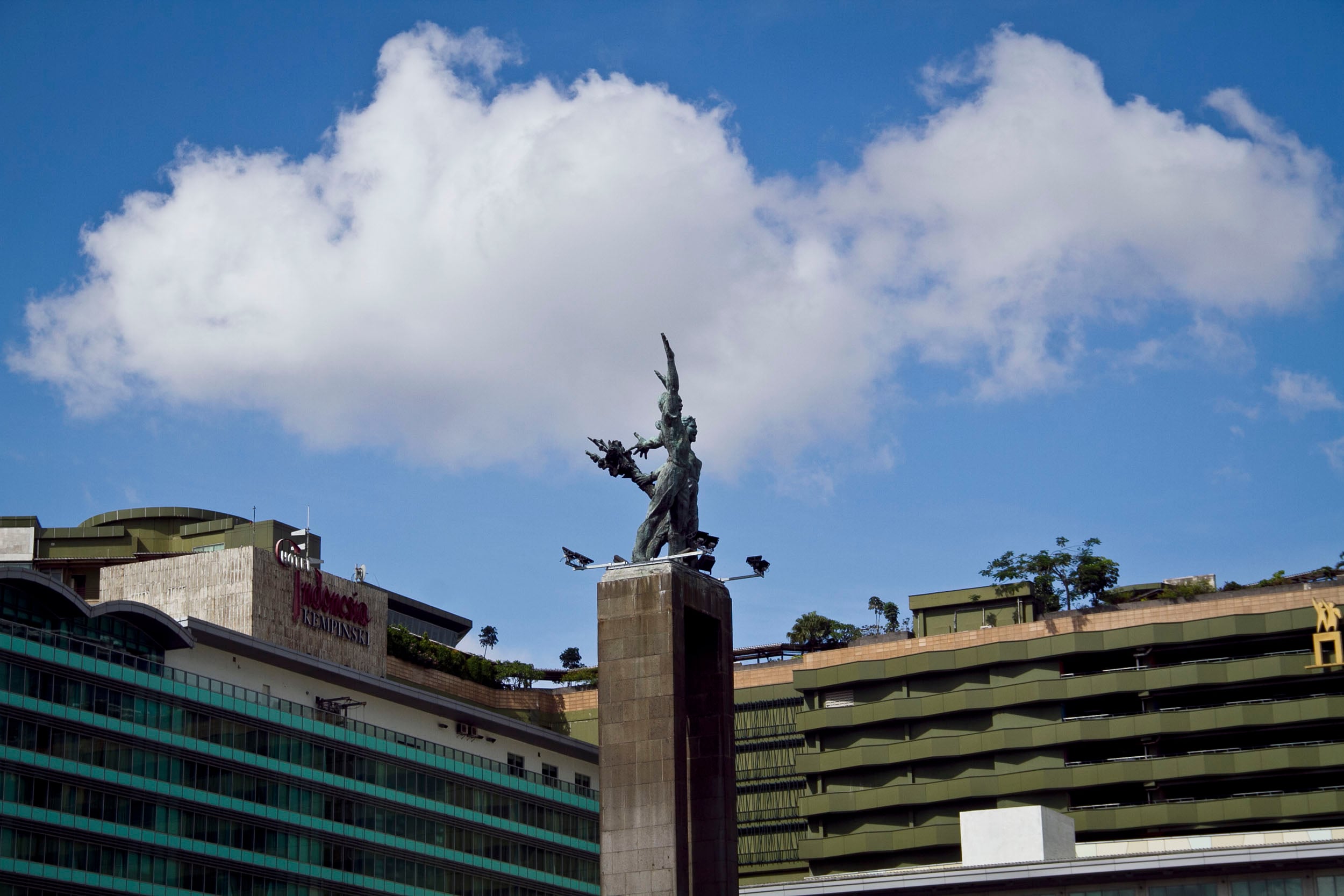 Ilustrasi: Patung selamat datang di Bundaran Hotel Indonesia dengan latar belakang cuaca cerah berawan menghiasi langit Jakarta