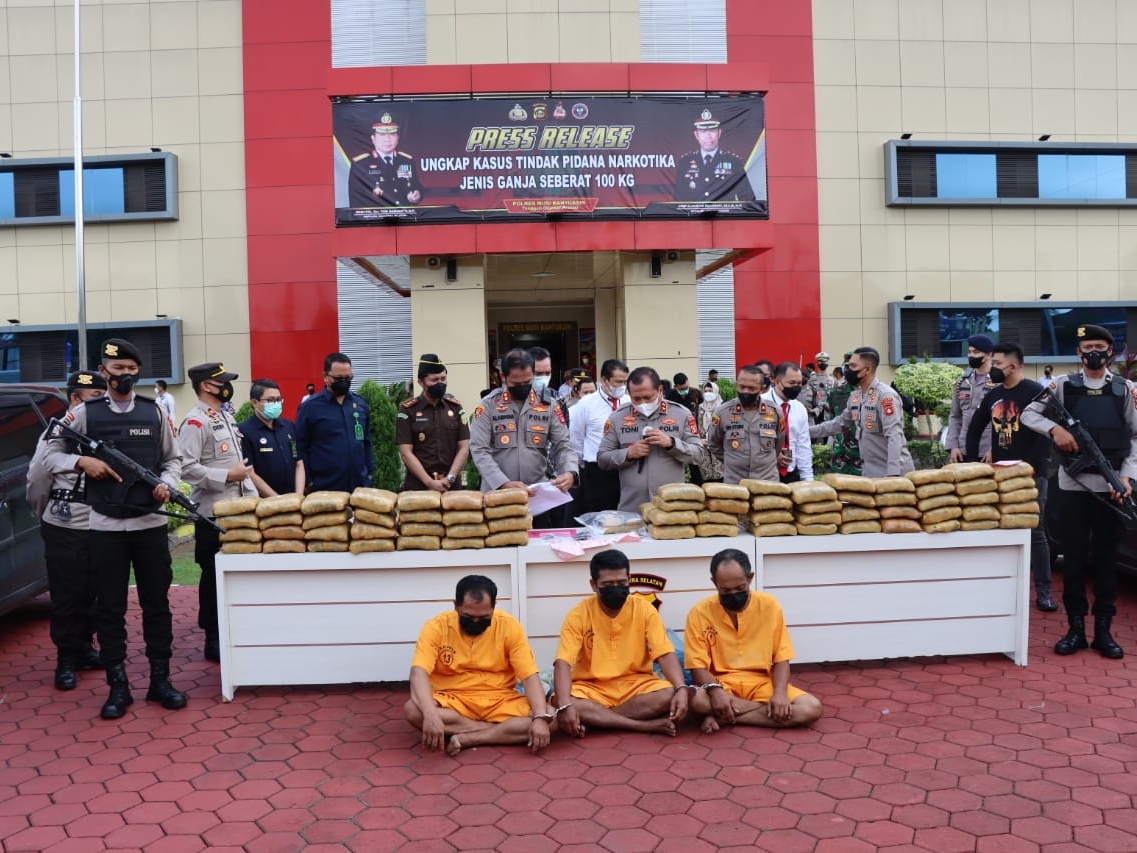 Tiga tersangka dan 100 kilogram ganja diperlihatkan dalam rilis ungkap kasus narkoba di Mapolres Muba, Kamis (13/1/2022).