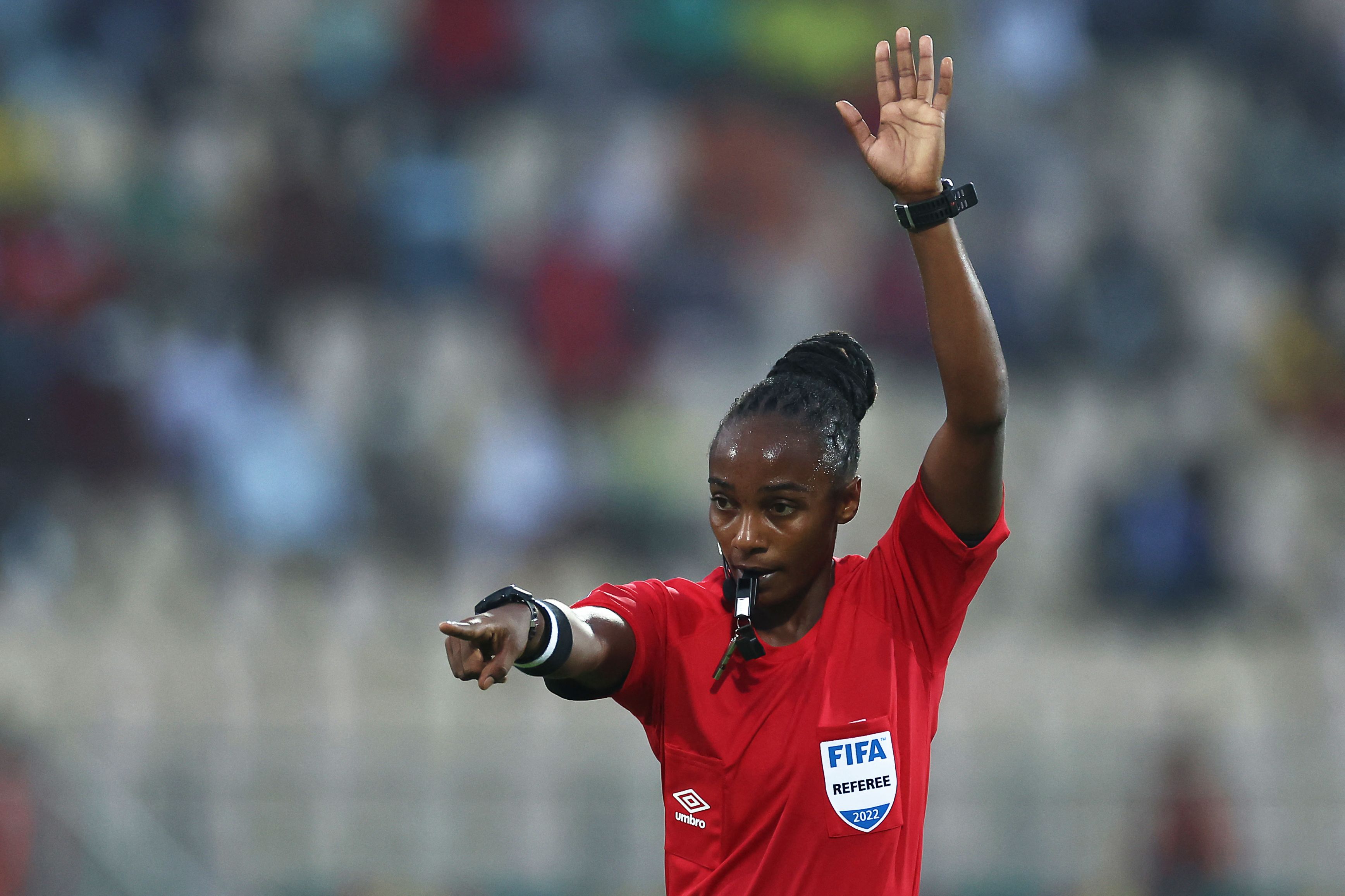 Wasit perempuan asal Rwanda Salima Mukansanga memimpin laga Piala Afrika.