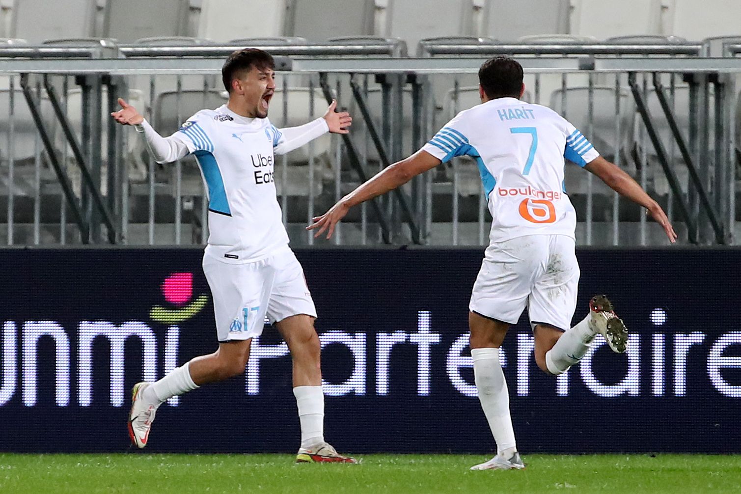 Penyerang Marseille Cengiz Under (kiri) melakukan selebrasi usai mencetak gol ke gawang Bordeaux di laga Ligue 1.