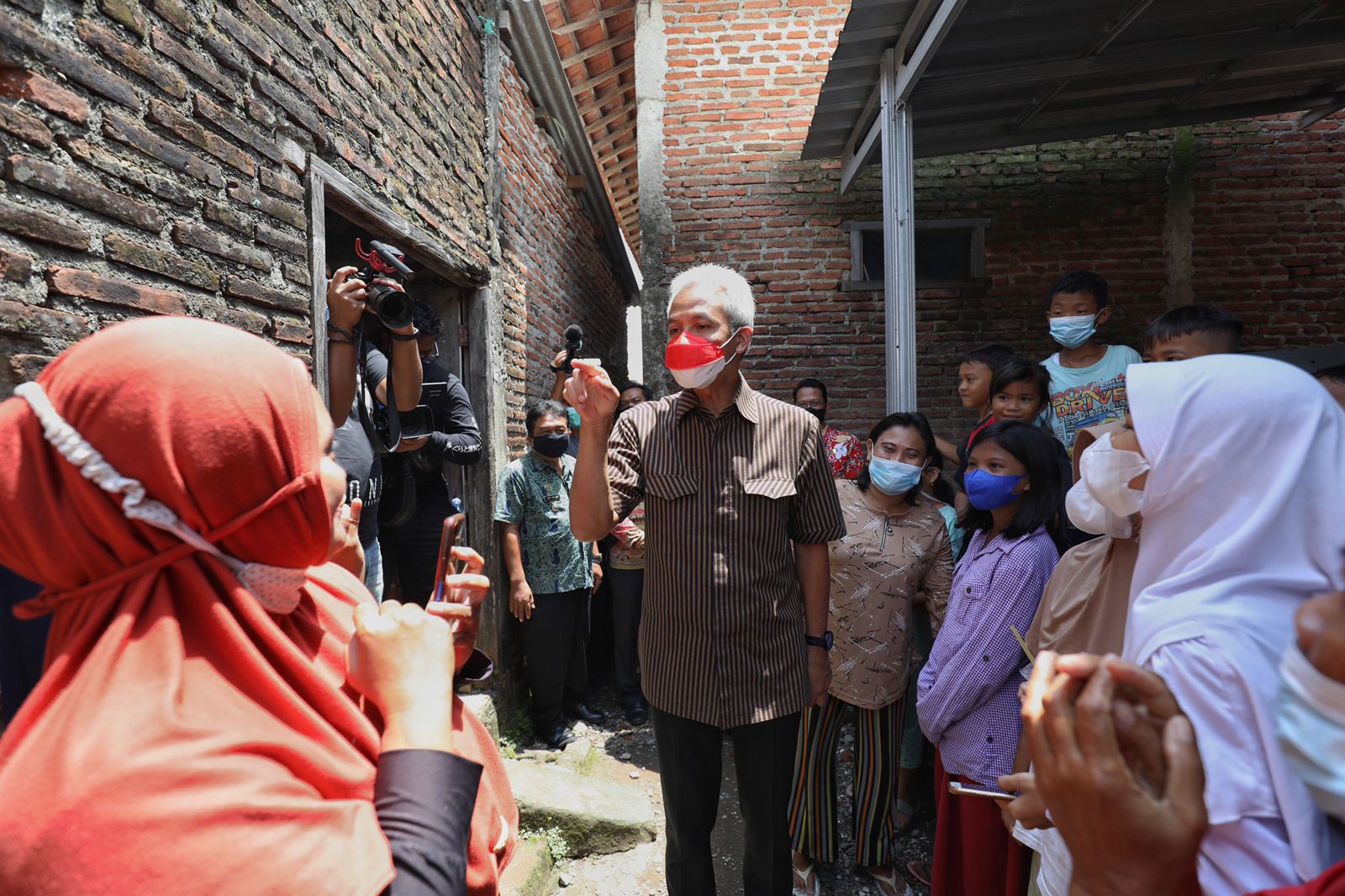 Gubernur Ganjar Pranowo melihat rehabilitasi rumah kader PDIP Atmo di Pasar Batang, Brebes, Jawa Tengah, Selasa (25/1)