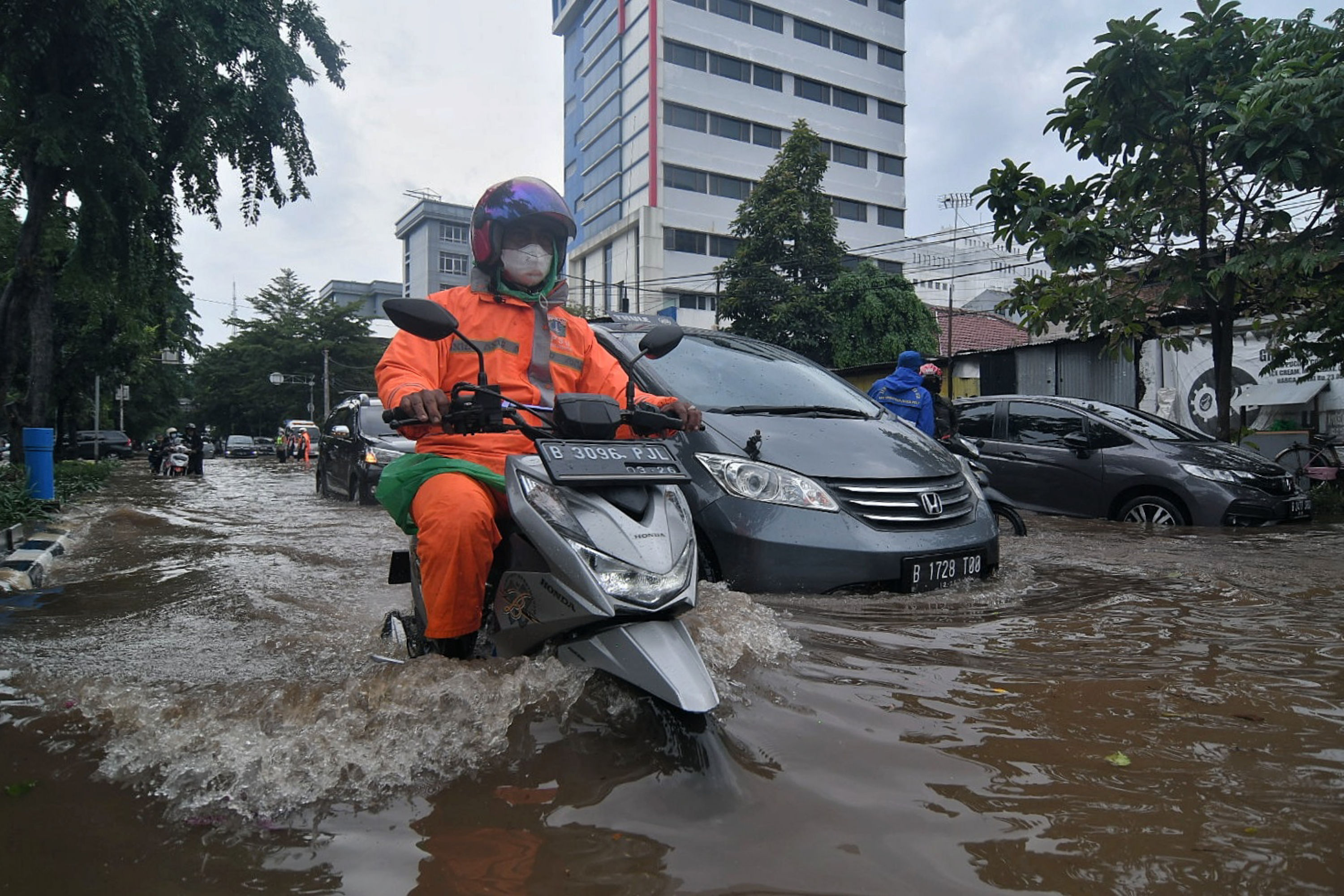Sejumlah kendaraan melintasi banjir di jalan Bungur Besar Raya, Kemayoran, Jakarta Pusat, Selasa (18/1/2022).