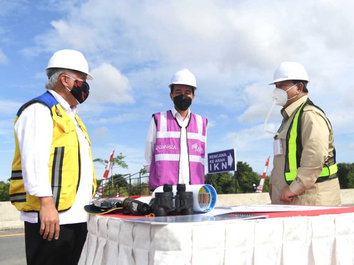 Presiden Joko Widodo meninjau langsung sodetan akses jalan menuju rencana ibu kota negara (IKN) di Provinsi Kaltim, Selasa (24/8/2021).