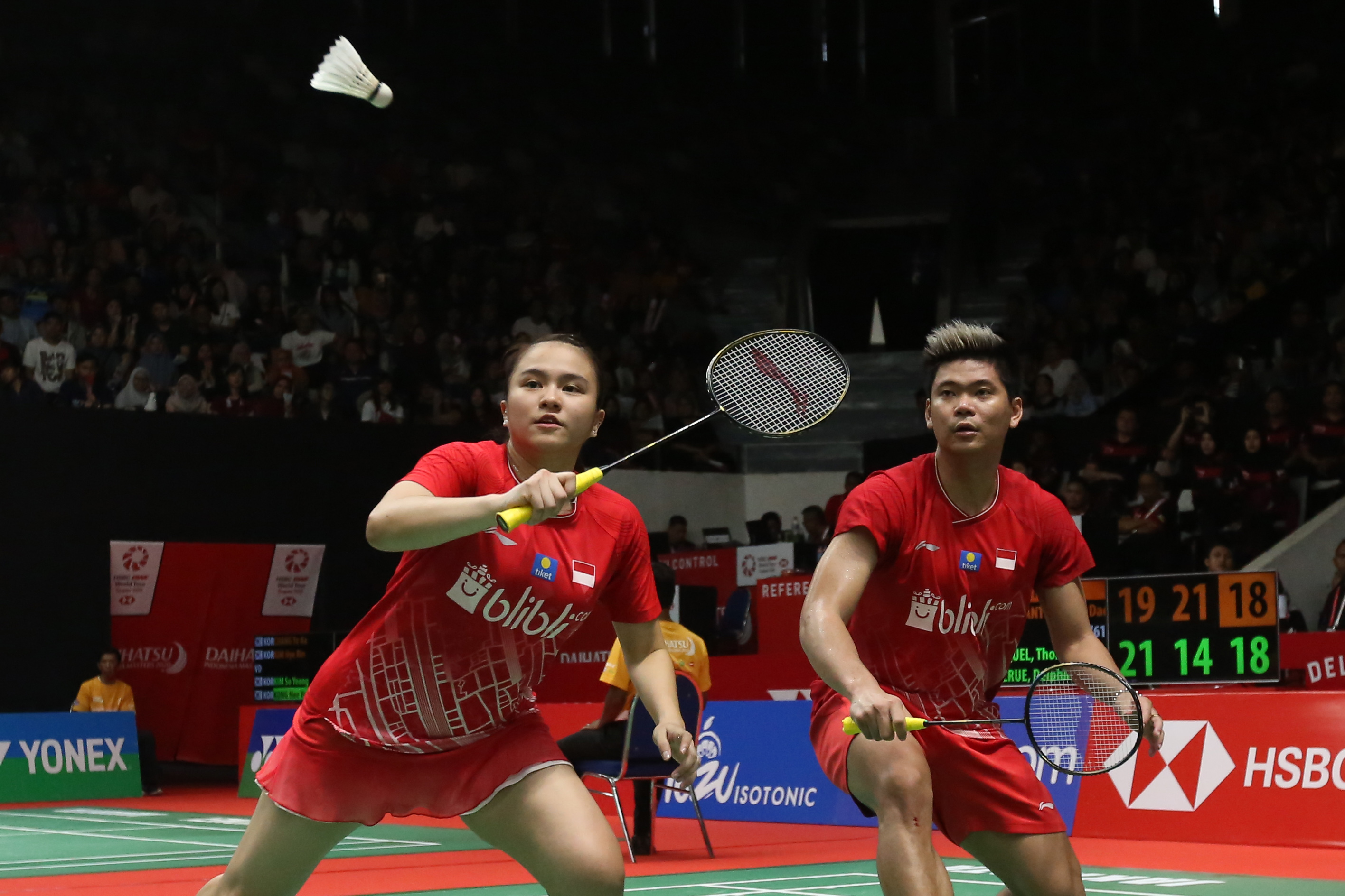 Aksi pasangan ganda campuran Praveen Jordan/Melati Daeva Oktavianti saat berusaha mengembalikan kok ke arah lawan mereka.