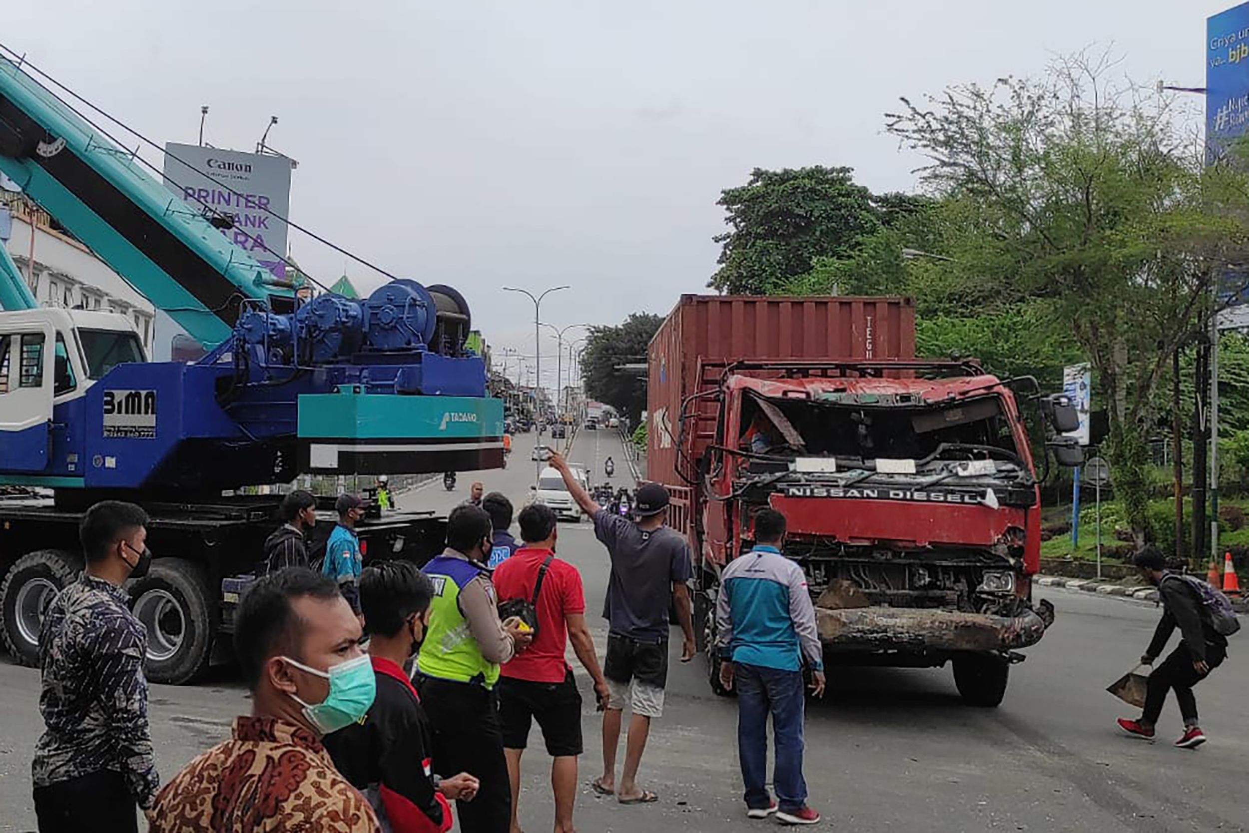 Petugas mengevakuasi truk tronton bernomor plat KT 8534 AJ setelah mengalami kecelakaan di Turunan Rapak, Jalan Soekarno-Hatta, Balikpapan.