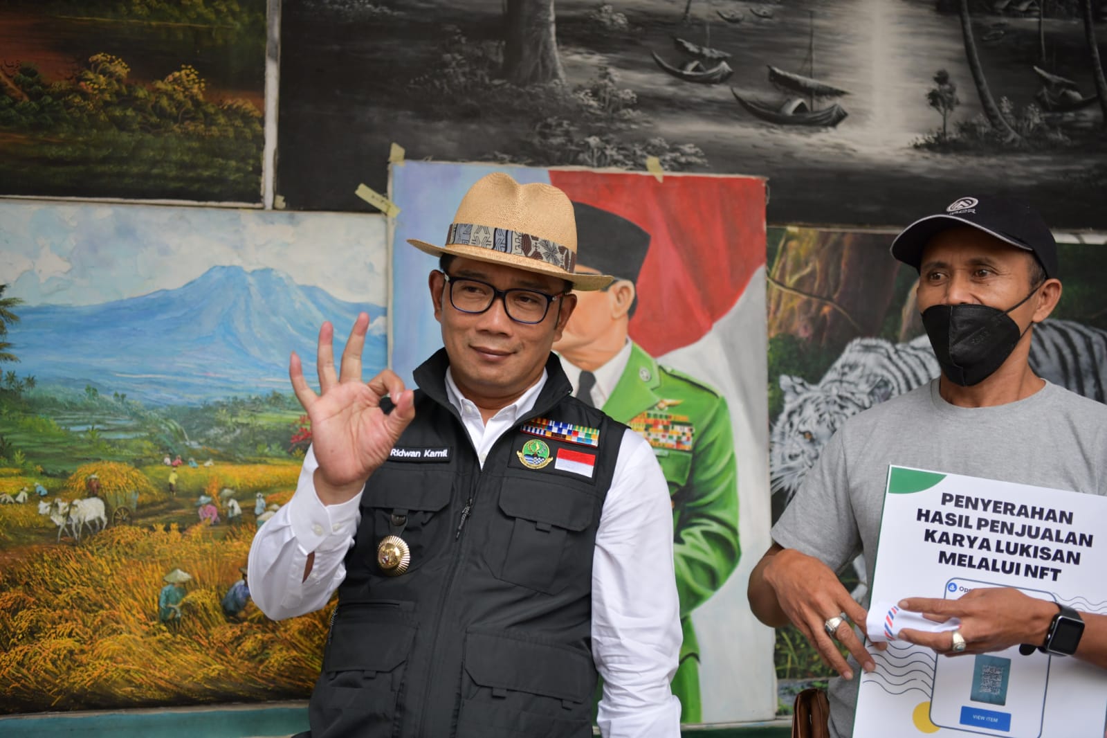 Gubernur Jawa Barat Ridwan Kamil bersama penjual lukisan di Jalan Braga