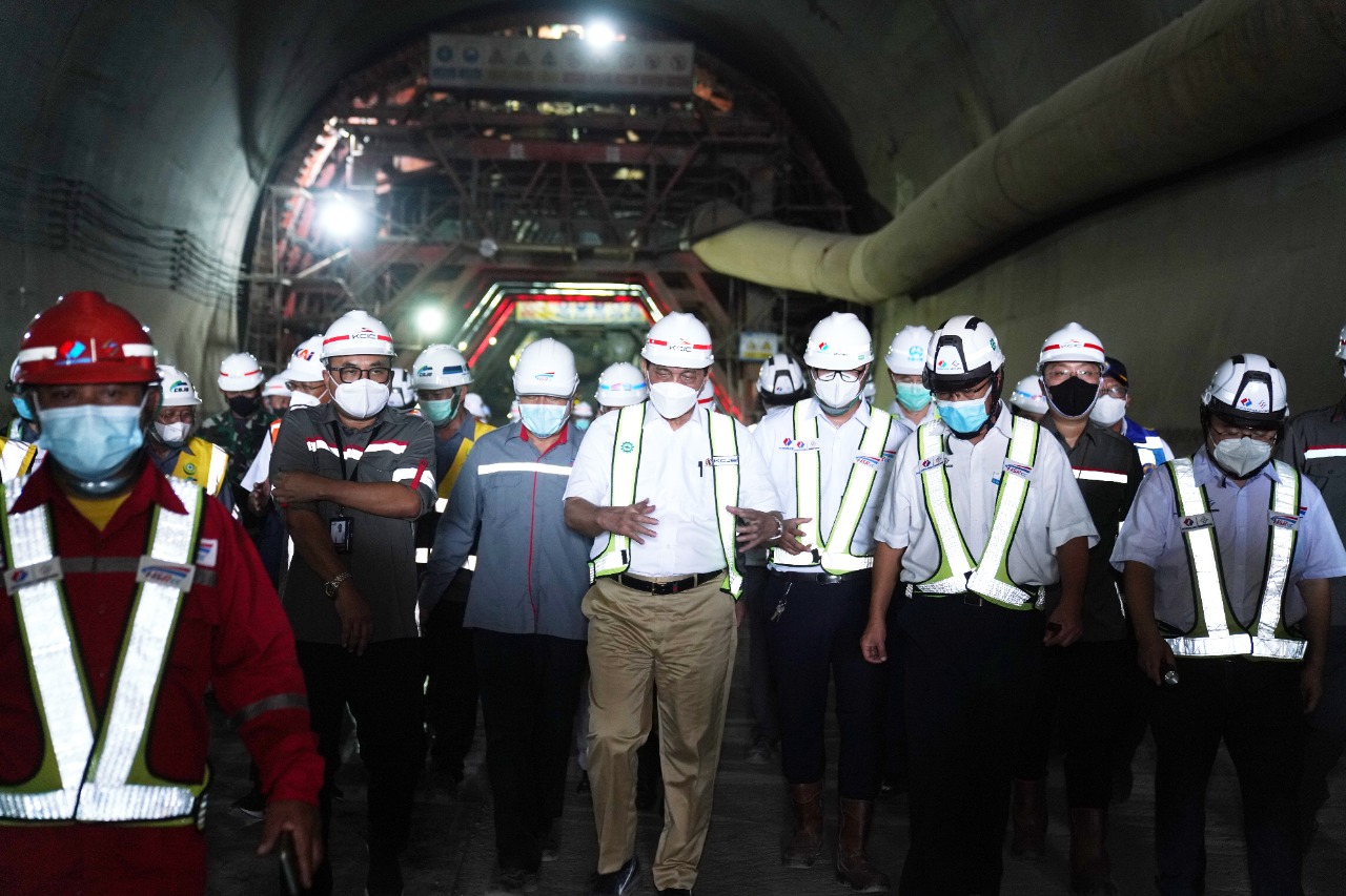 Menteri Kemaritiman dan Investasi Luhut Binsar Pandjaitan di tunnel 2 Kereta Cepat Jakarta-Bandung