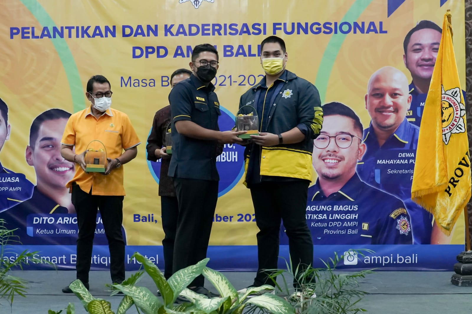 Pemberian beasiswa untuk kader AMPI Bali.