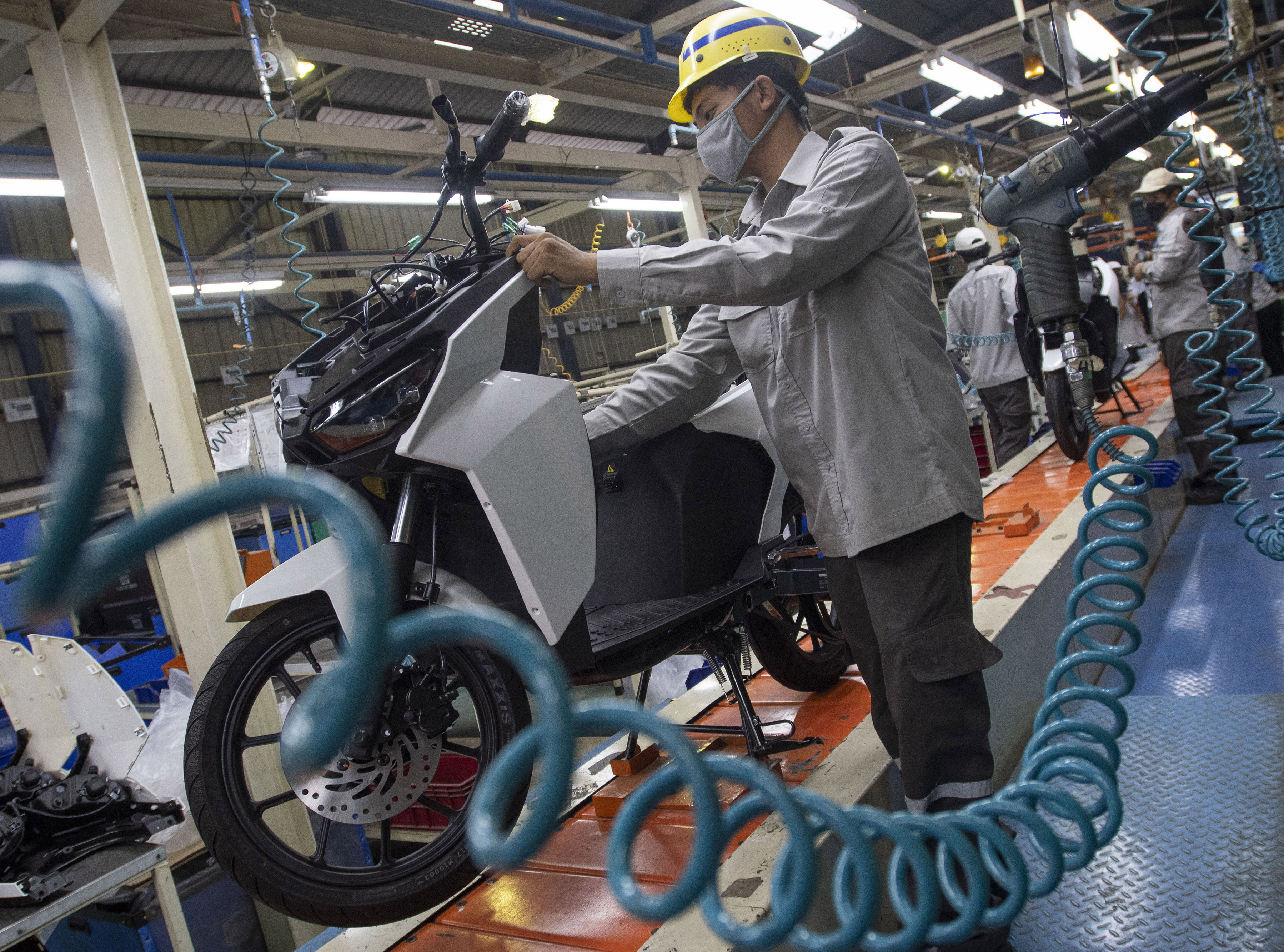 Pekerja merakit sepeda motor listrik Gesits di pabrik PT Wika Industri Manufaktur (WIMA), Cileungsi, Kabupaten Bogor, Jawa Barat.