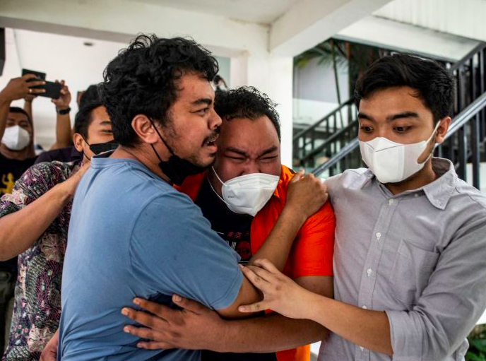 Antara/Aprillio Akbar. Tersangka Fico Fachriza (tengah) berpelukan dengan kerabatnya usai rilis kasus penyalahgunaan narkotika.