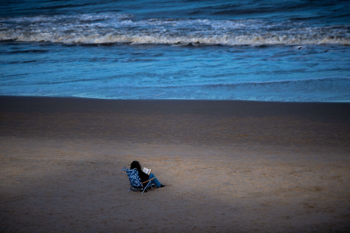 Warga bersantai di pantai Delaware, AS. 